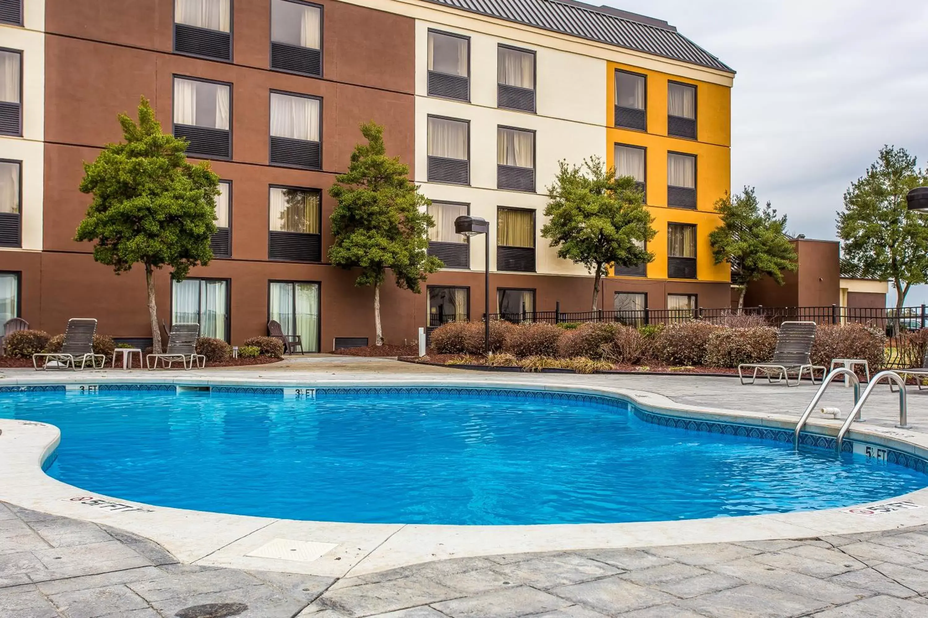 Pool view, Swimming Pool in Comfort Inn At the Park