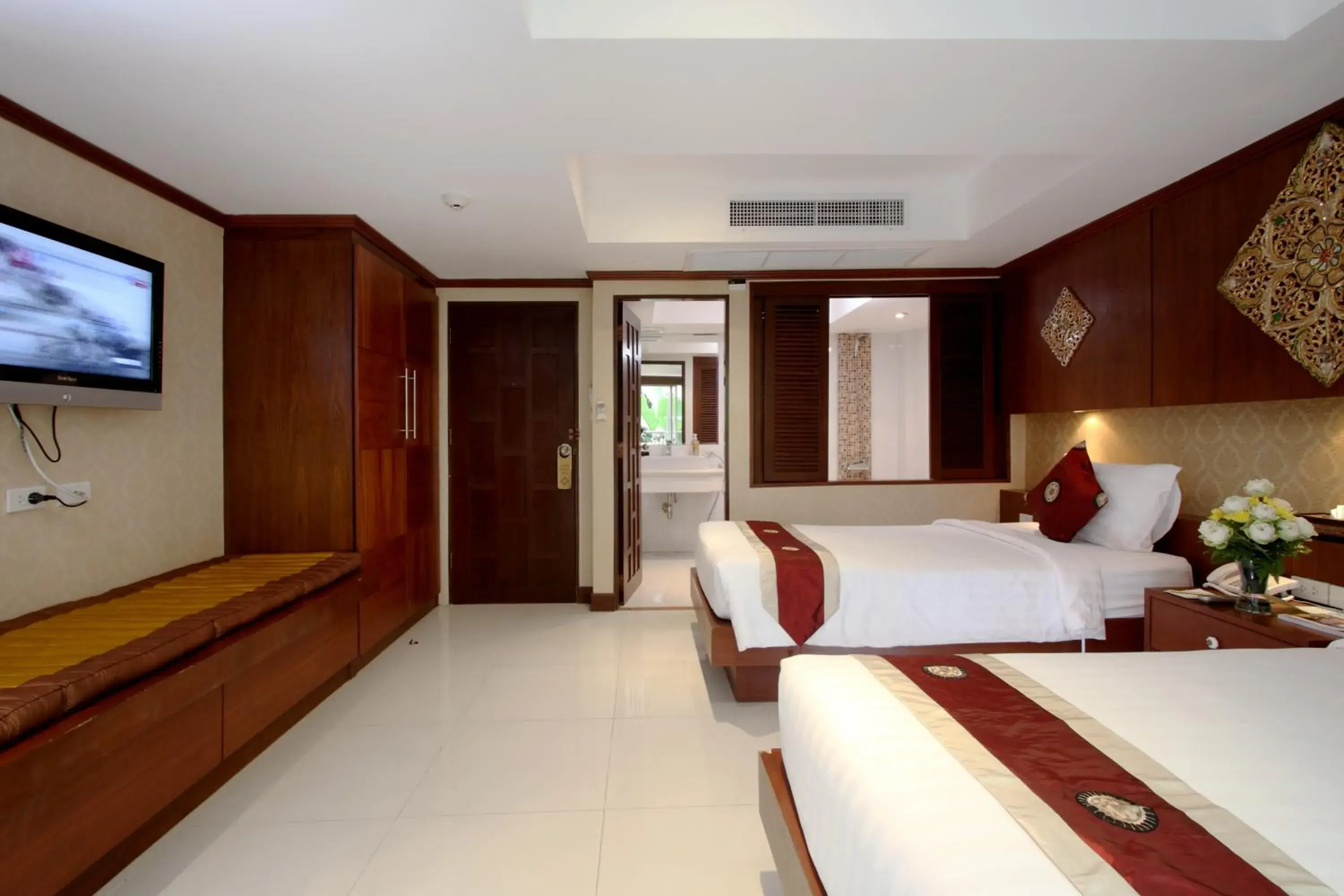 Photo of the whole room, Bed in Rayaburi Hotel, Patong