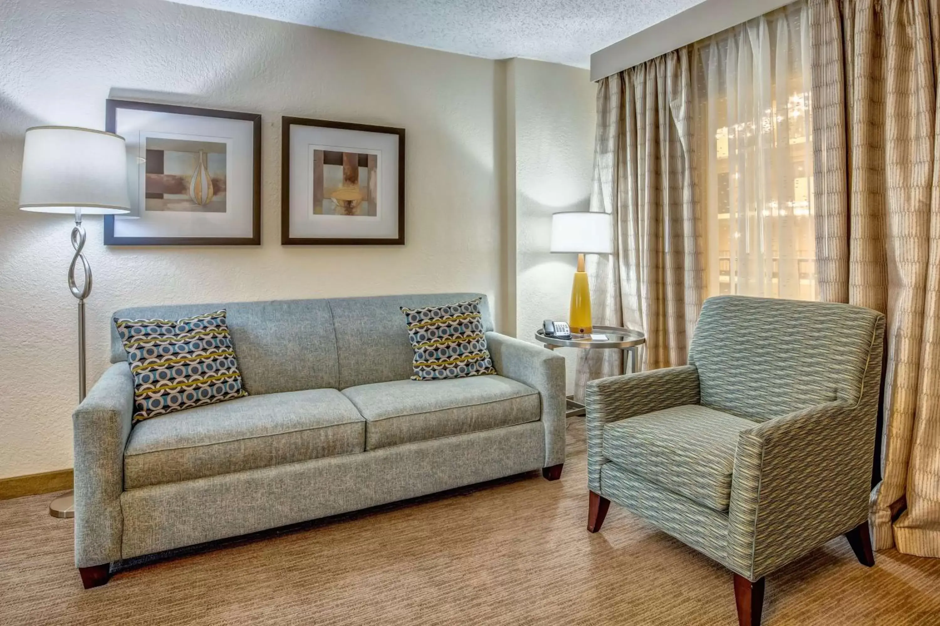 Living room, Seating Area in Embassy Suites Memphis