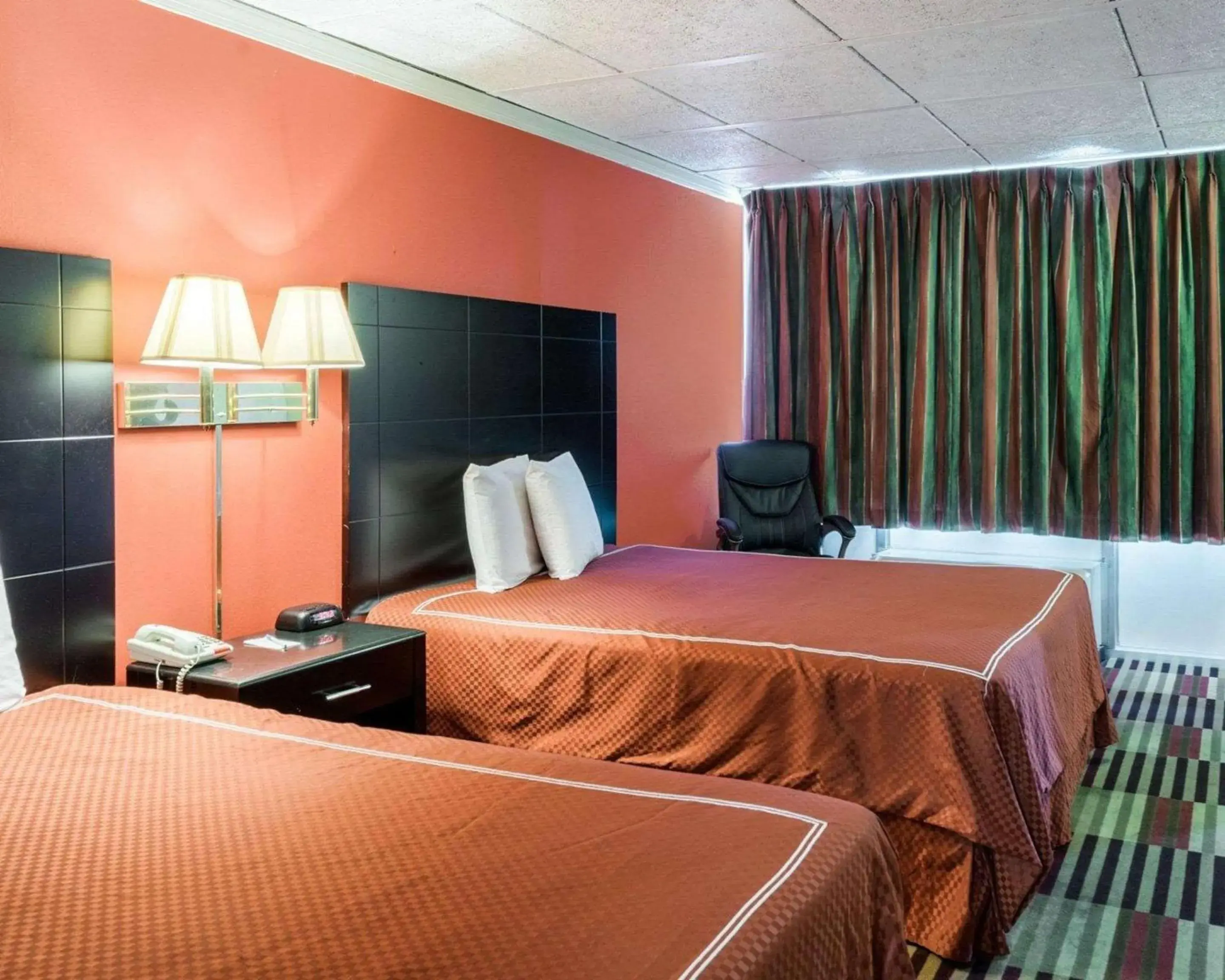 Photo of the whole room, Bed in Rodeway Inn University