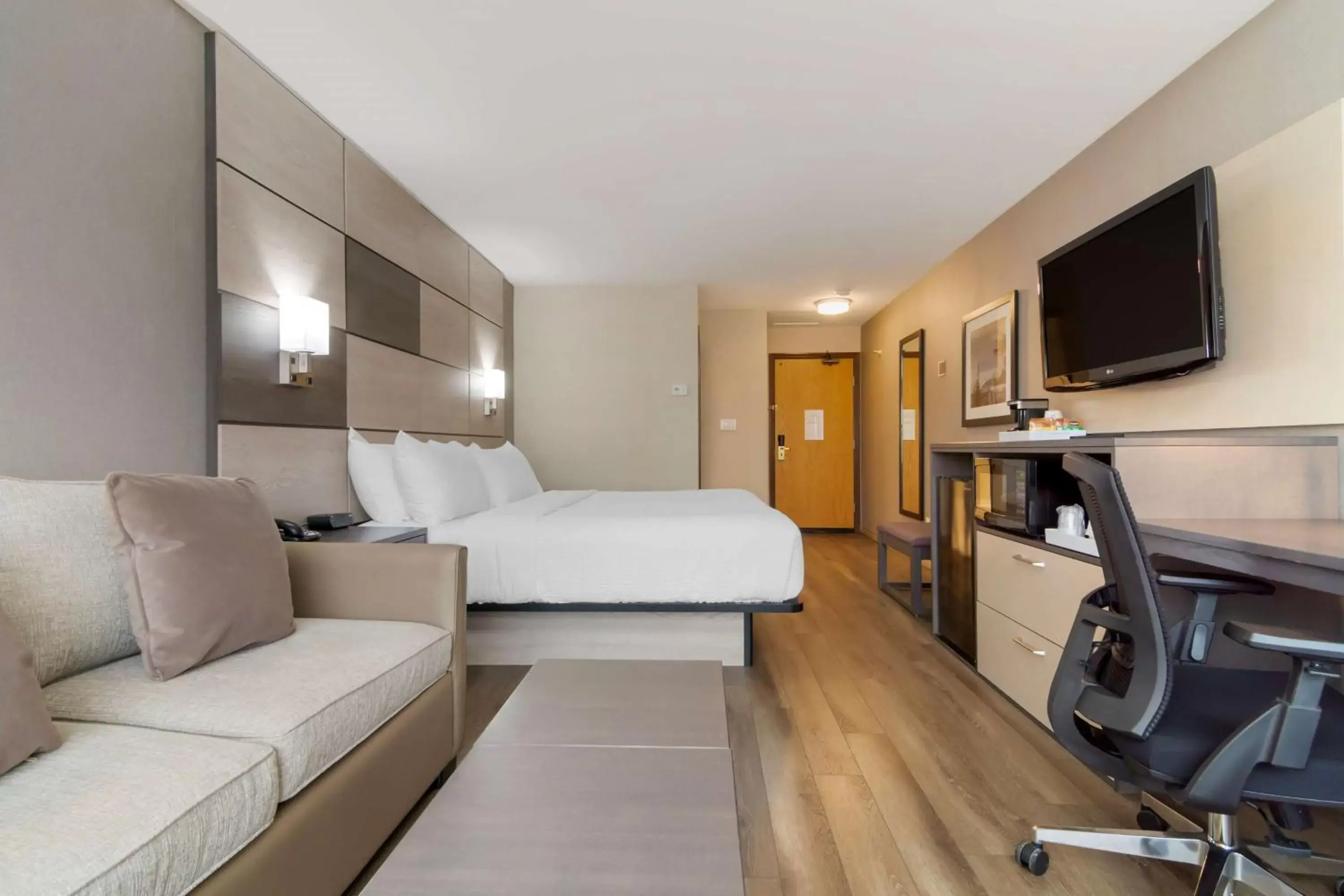 Bedroom, TV/Entertainment Center in Best Western Premier Aberdeen Kamloops