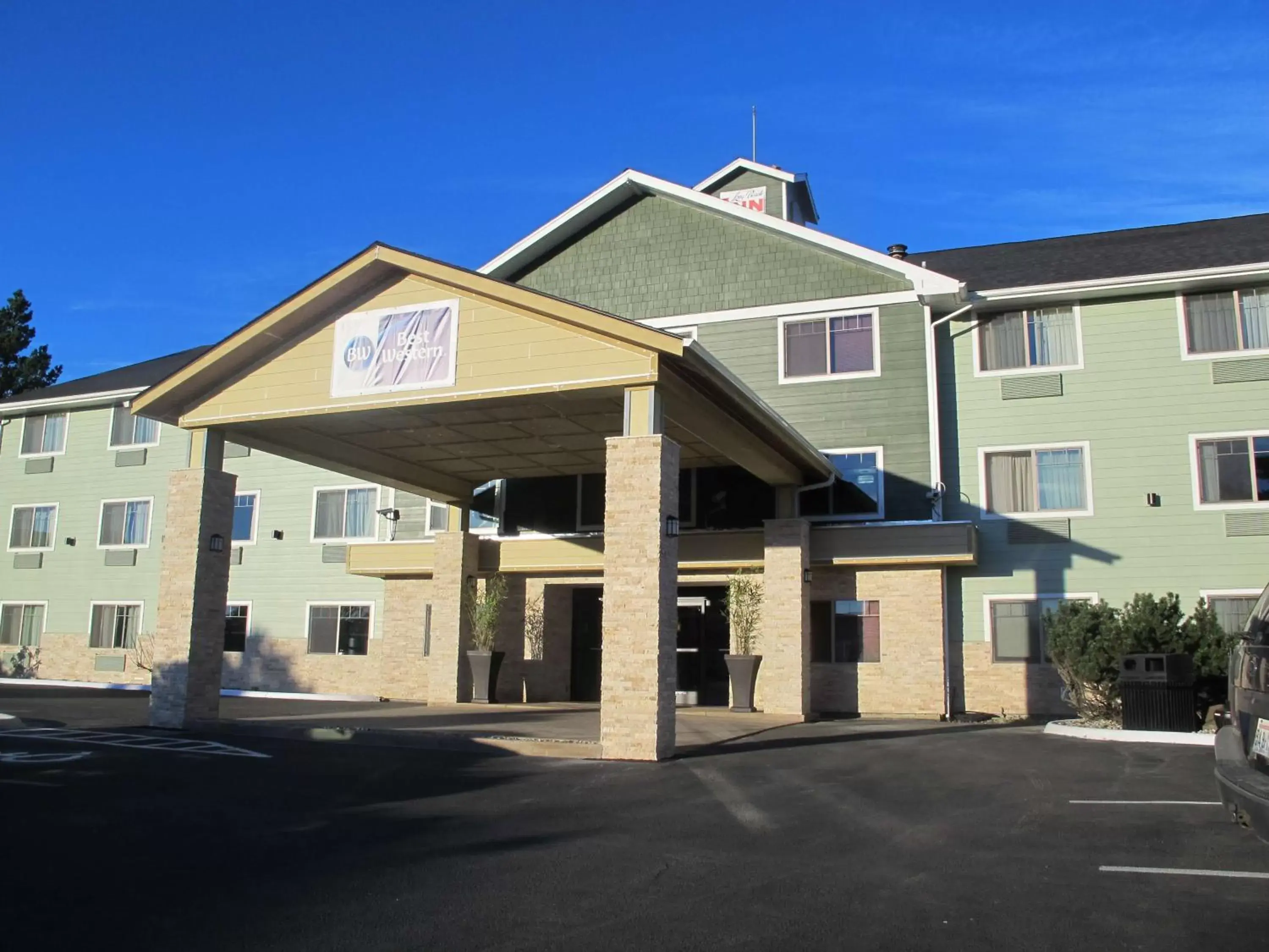 Property Building in Best Western Long Beach Inn