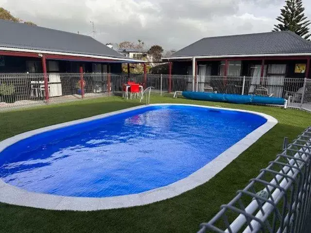 Swimming Pool in ASURE Kapiti Court Motel