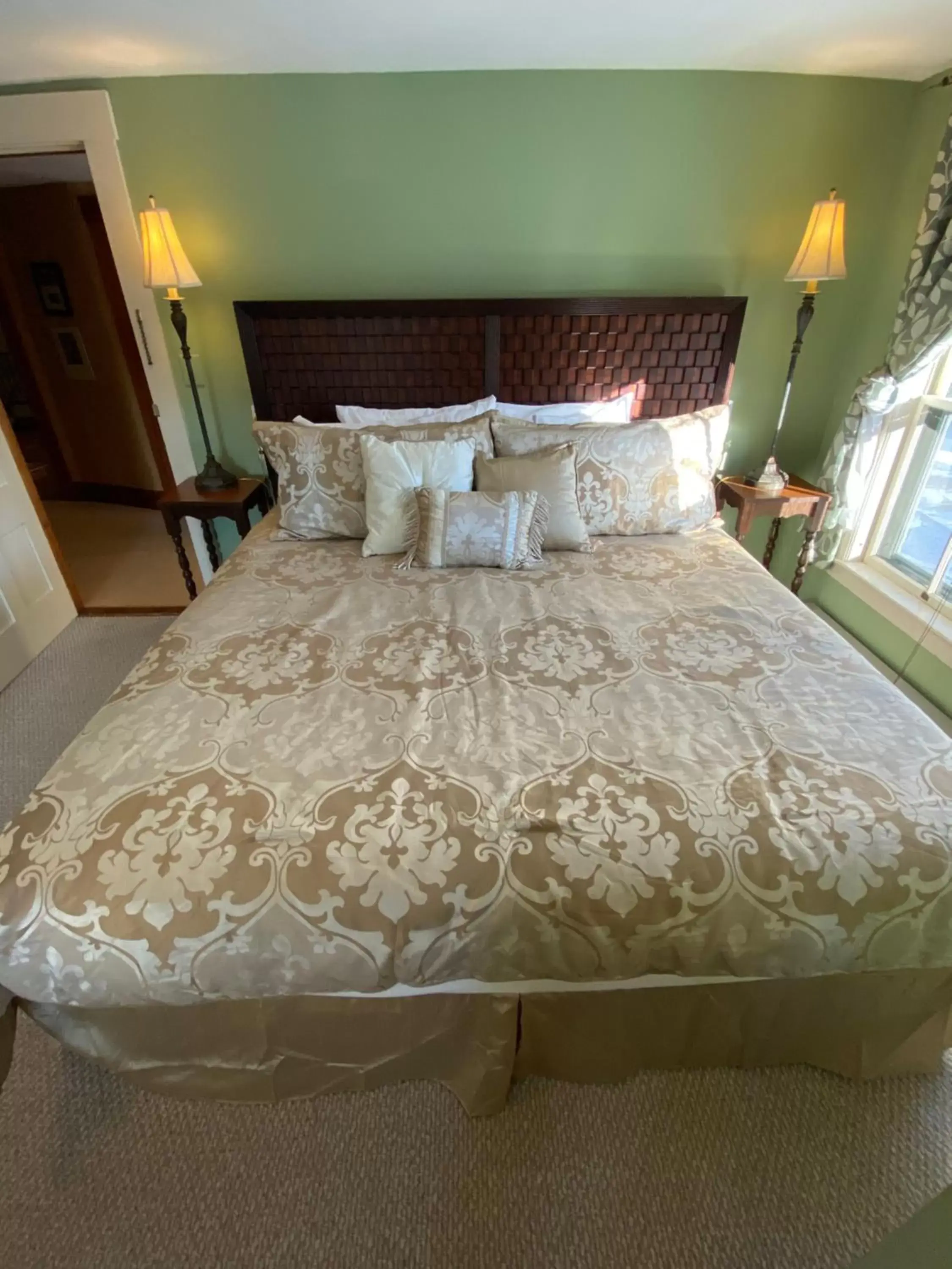 Bed in Follansbee Inn