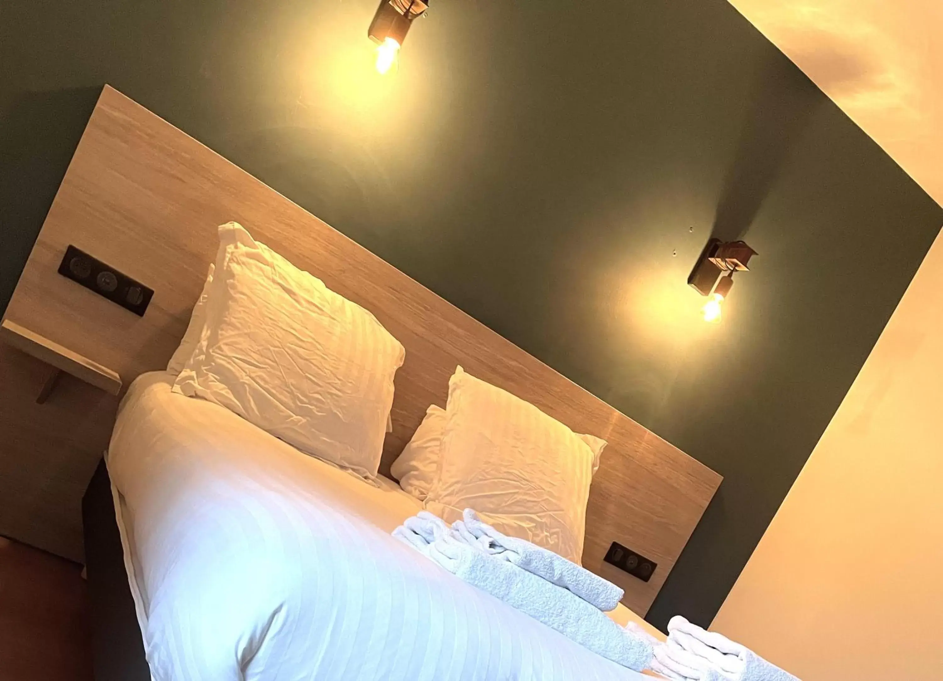 Bed in Hotel du Languedoc