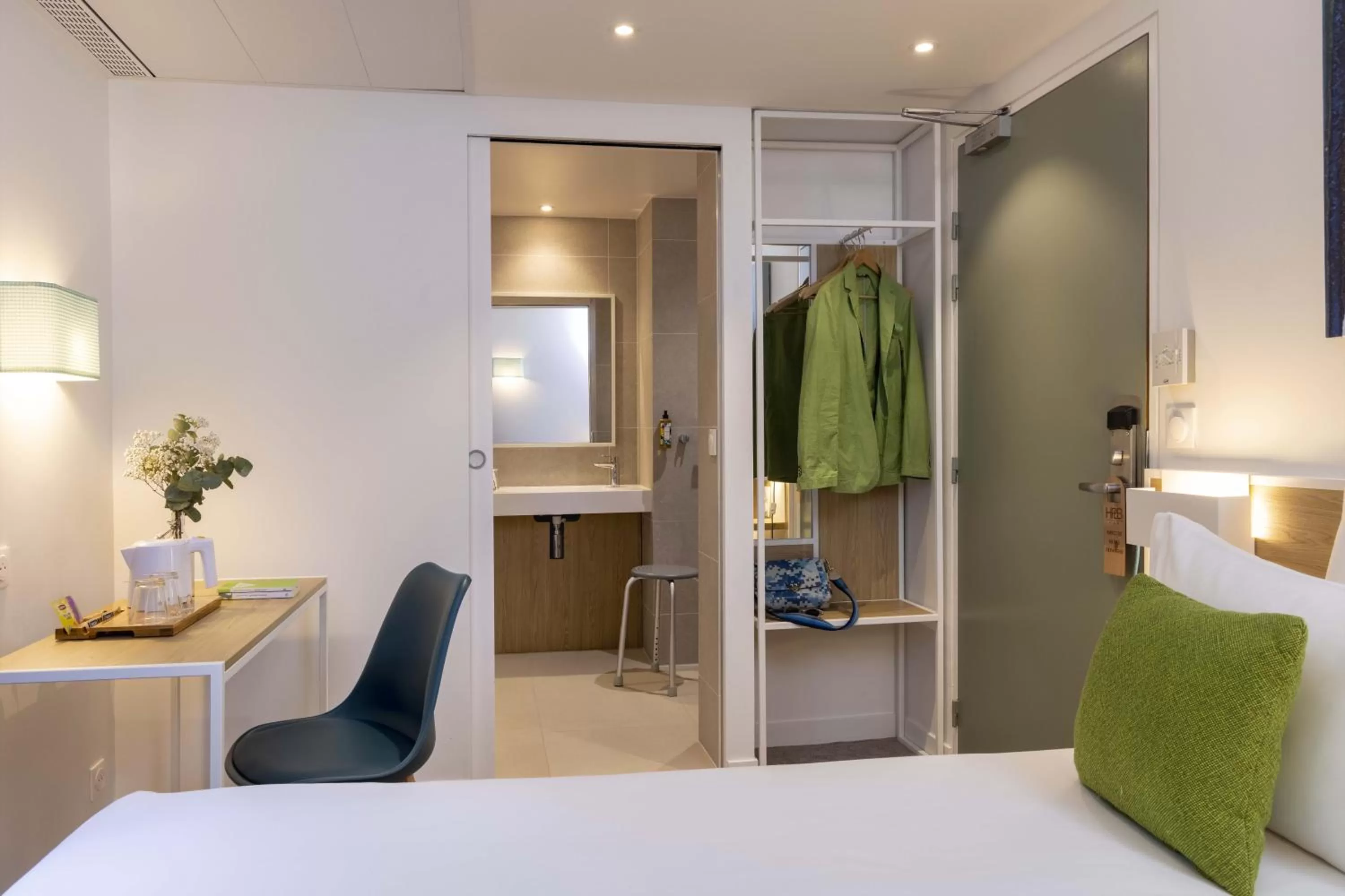 Facility for disabled guests, Bed in Hotel Paris Louis Blanc