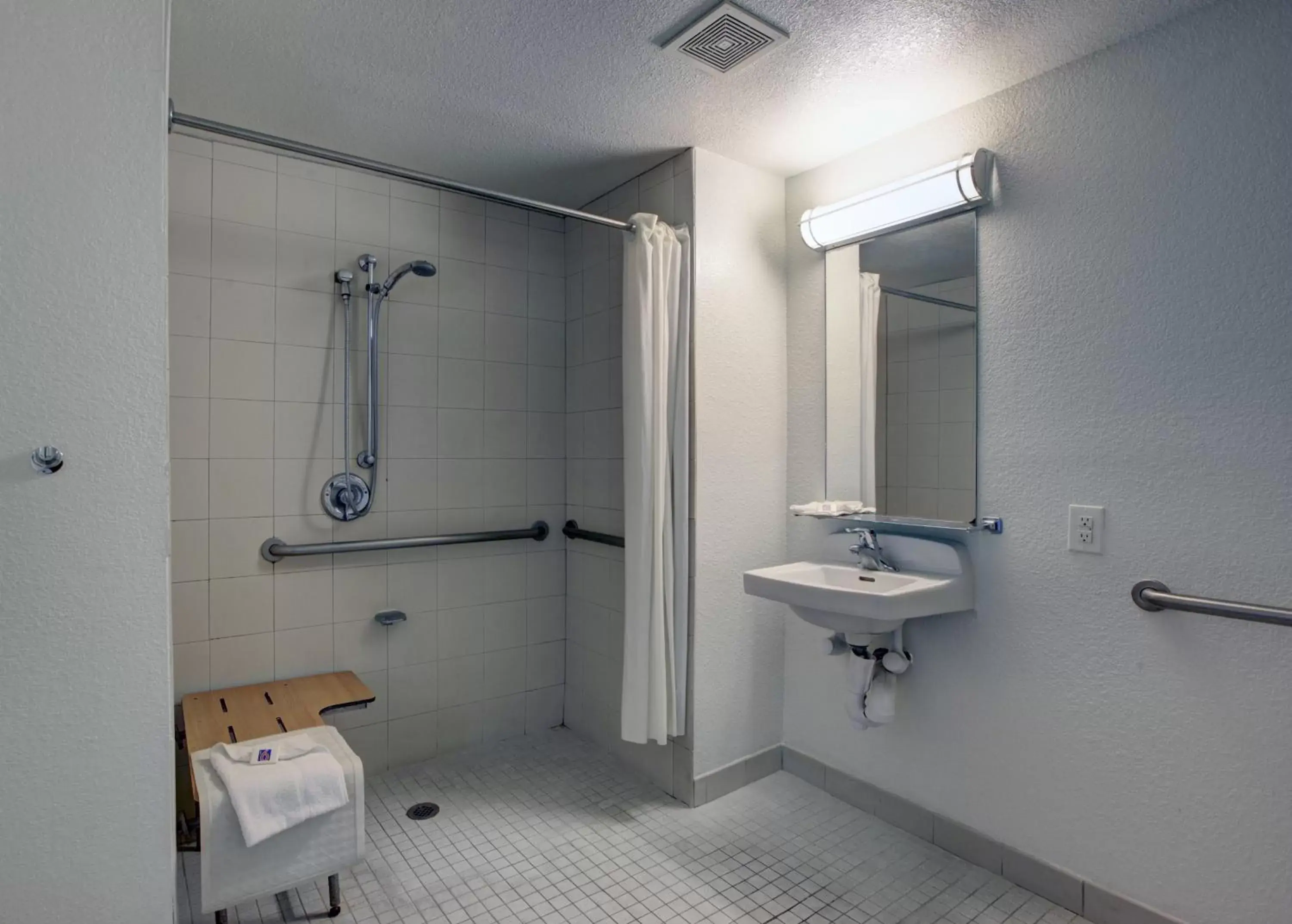 Shower, Bathroom in Motel 6-Santa Ana, CA - Irvine - Orange County Airport