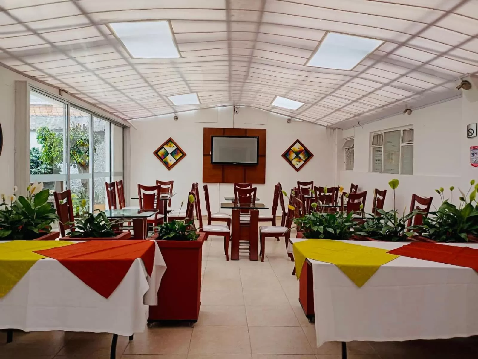 Restaurant/Places to Eat in Hotel Marbella Chico