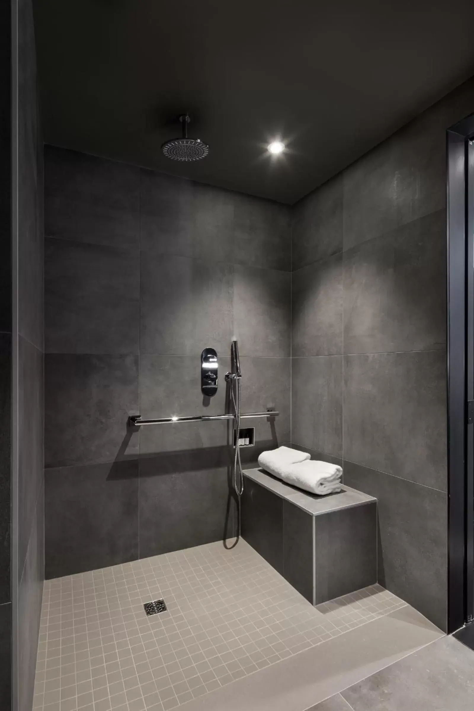 Shower, Bathroom in Hotel Monville