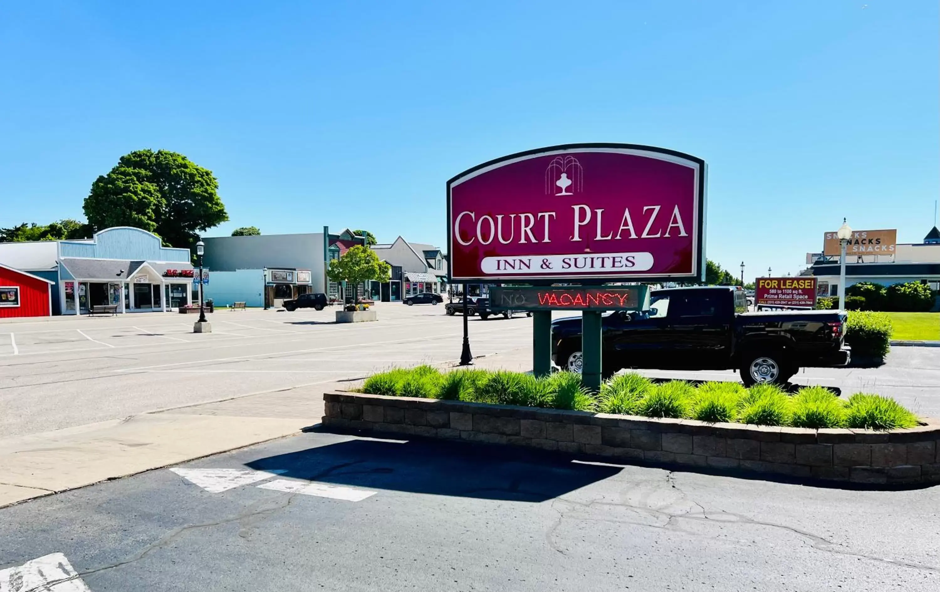 Property logo or sign, Property Building in Court Plaza Inn & Suites of Mackinaw