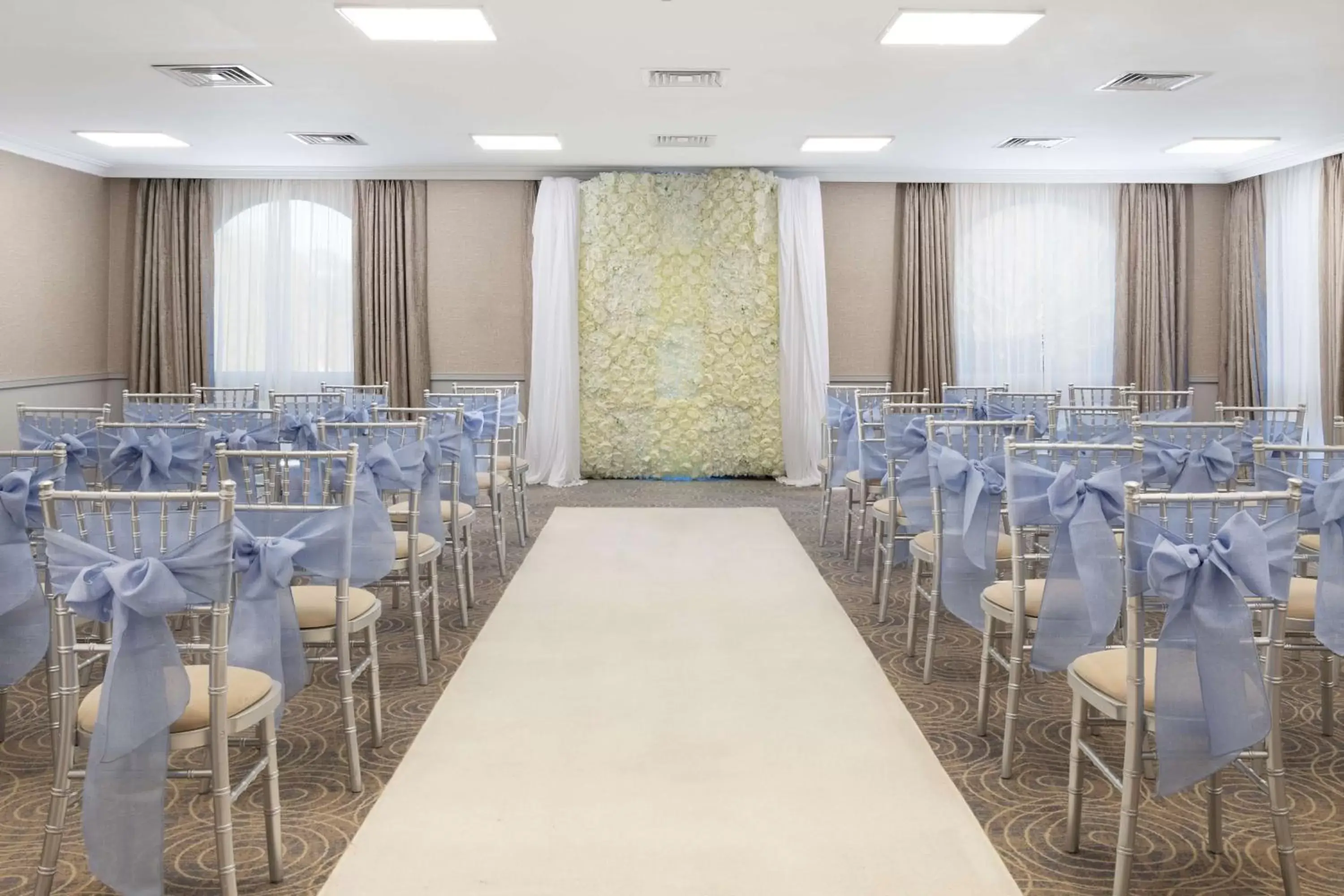 Meeting/conference room, Restaurant/Places to Eat in Hilton Cobham