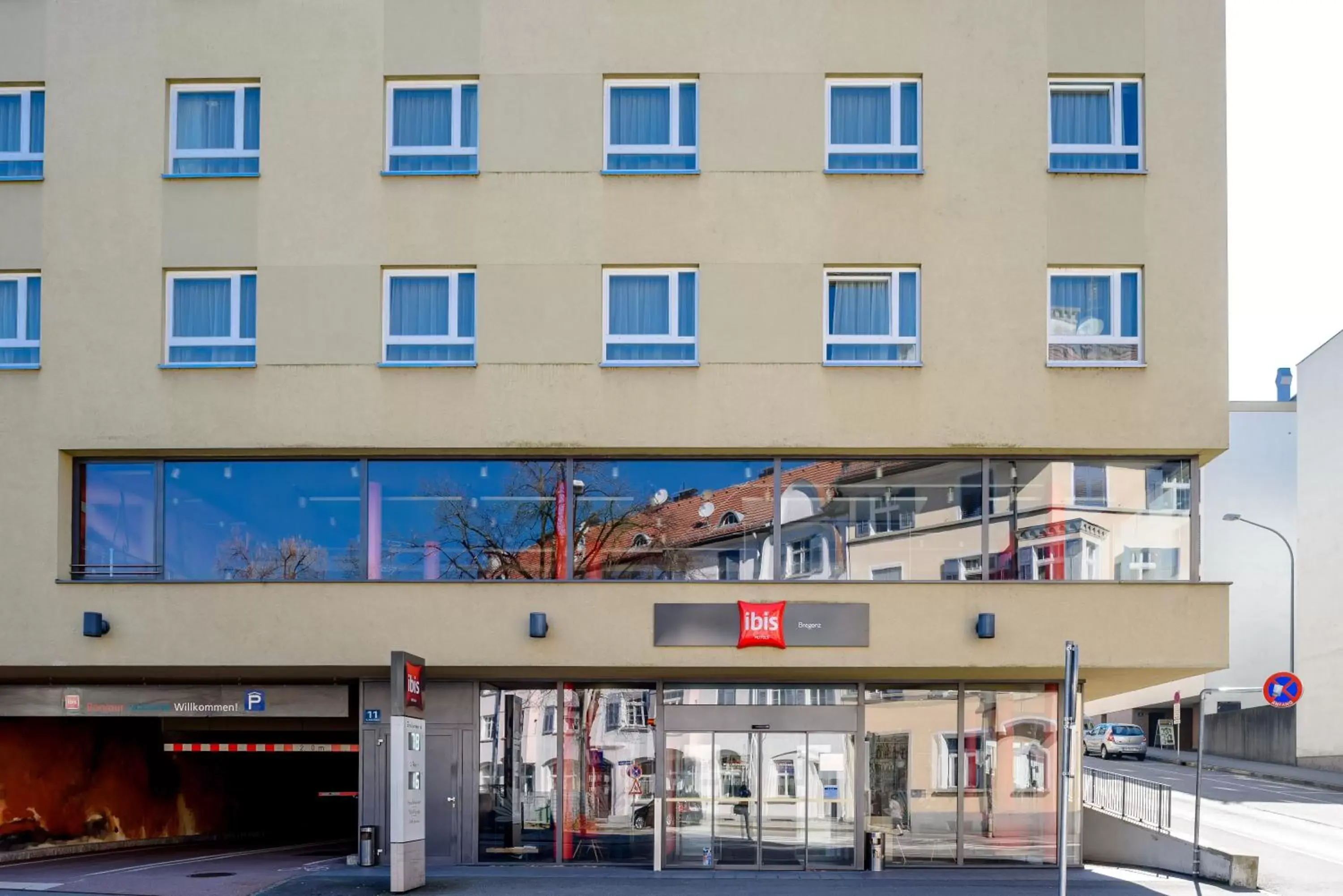 Facade/entrance, Property Building in Hotel Ibis Bregenz