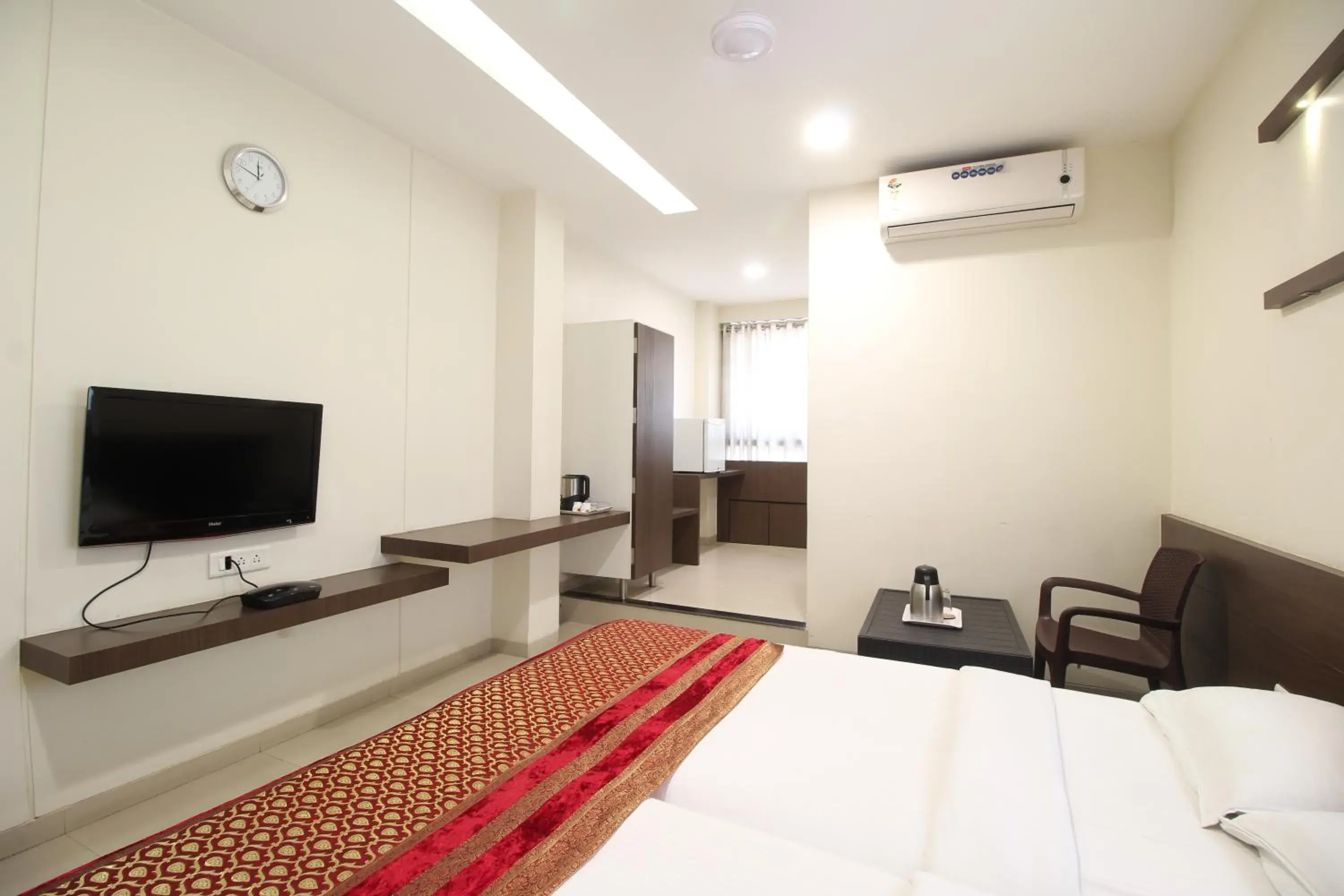 bunk bed, TV/Entertainment Center in Hotel Girnar