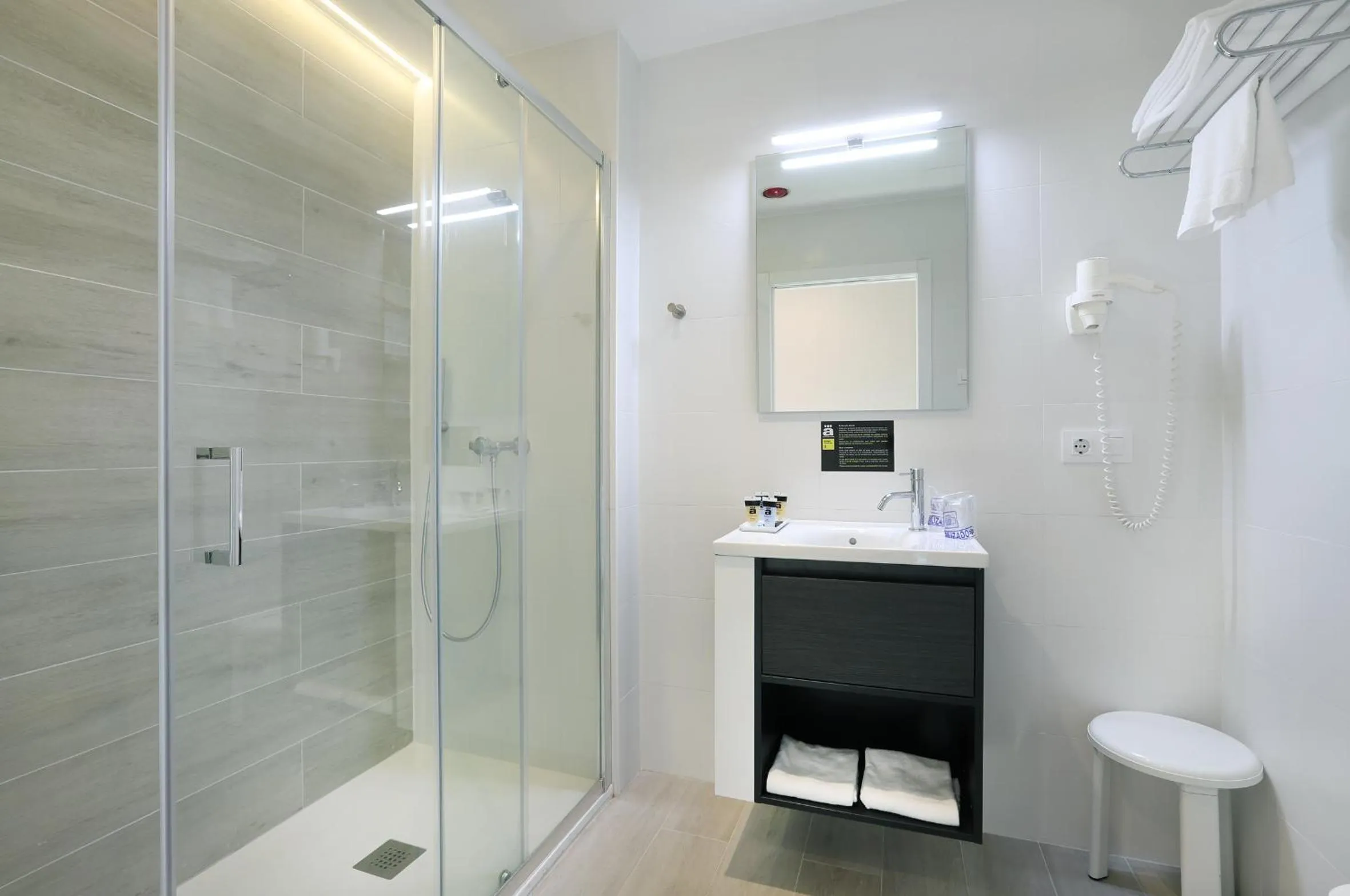 Shower in Hotel Alameda