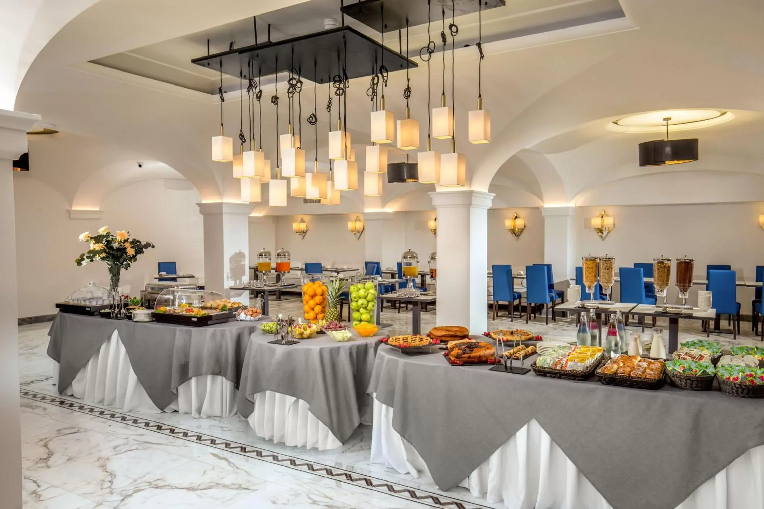 Buffet breakfast, Banquet Facilities in Hotel Shangri-La Roma by OMNIA hotels