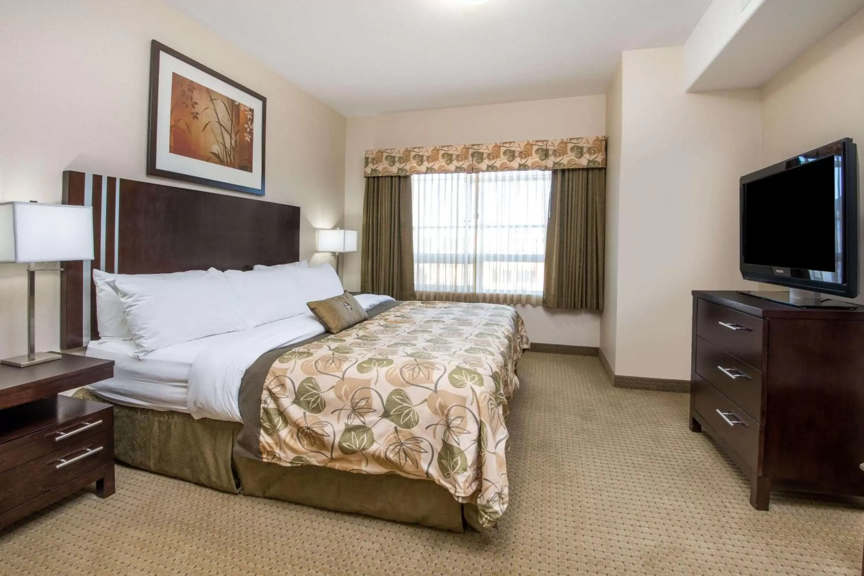 Photo of the whole room, Bed in Ramada by Wyndham Wainwright