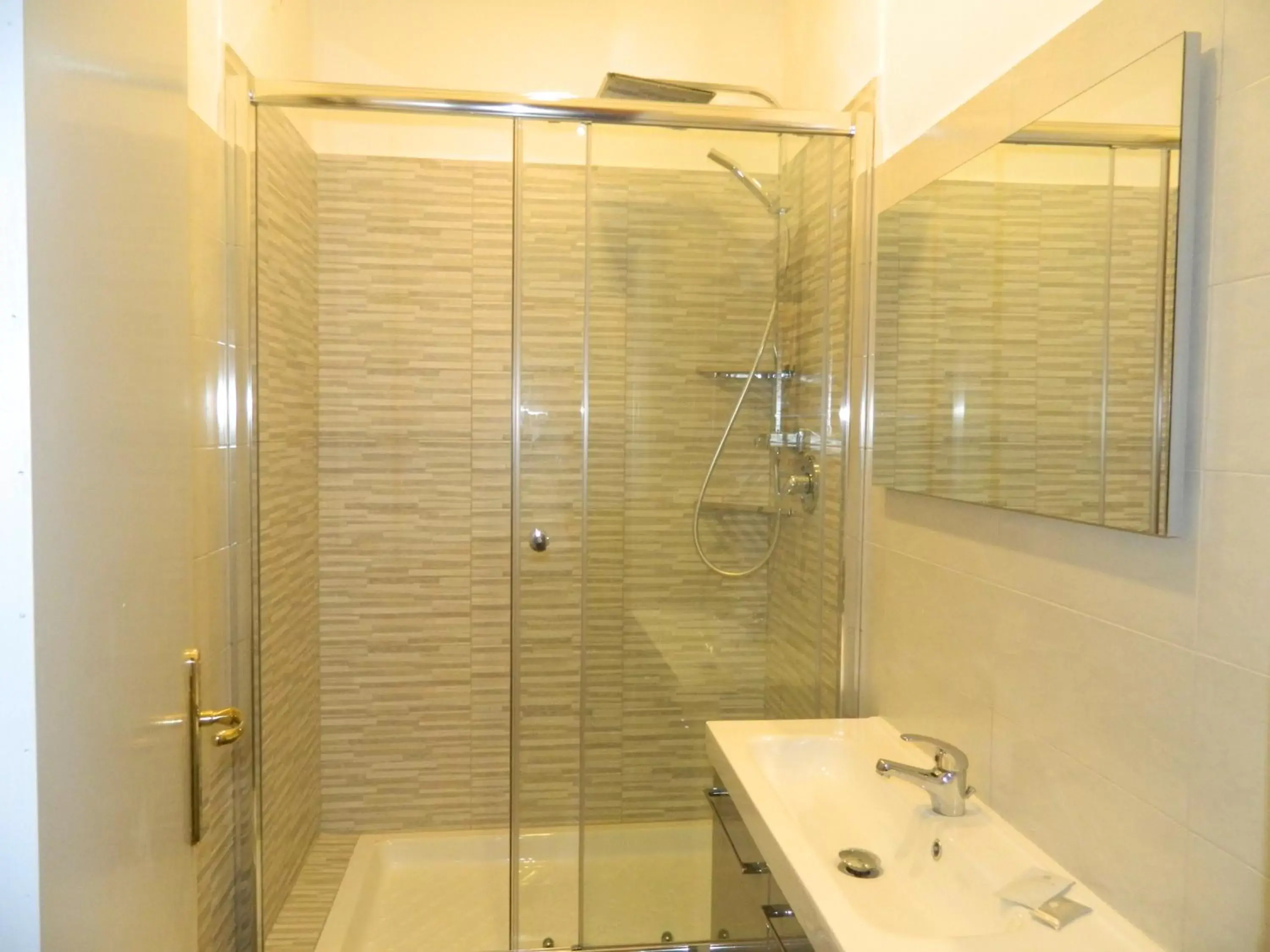 Shower, Bathroom in Hotel Ciao