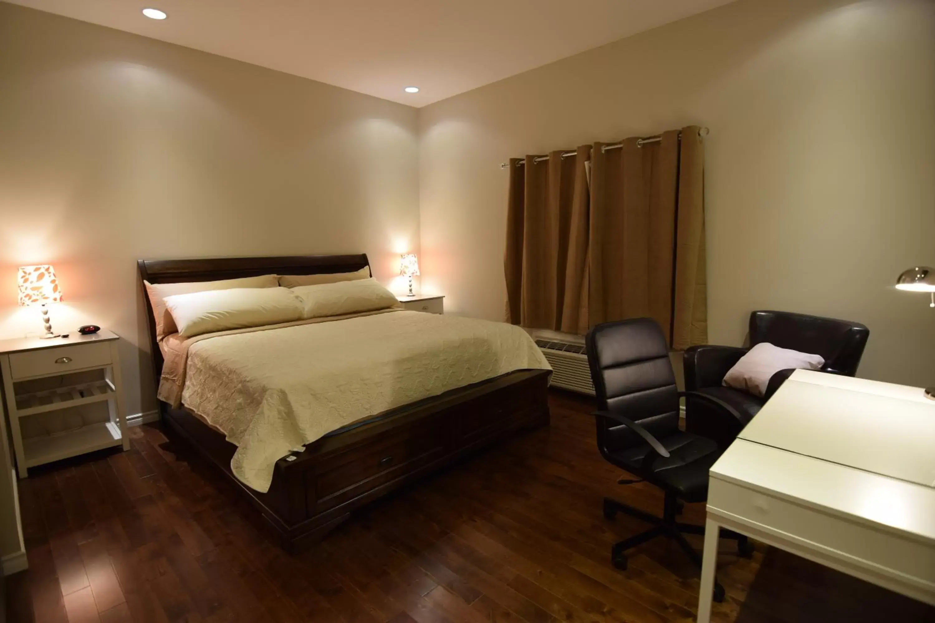 Bedroom, Bed in The Lion Inn & Suites
