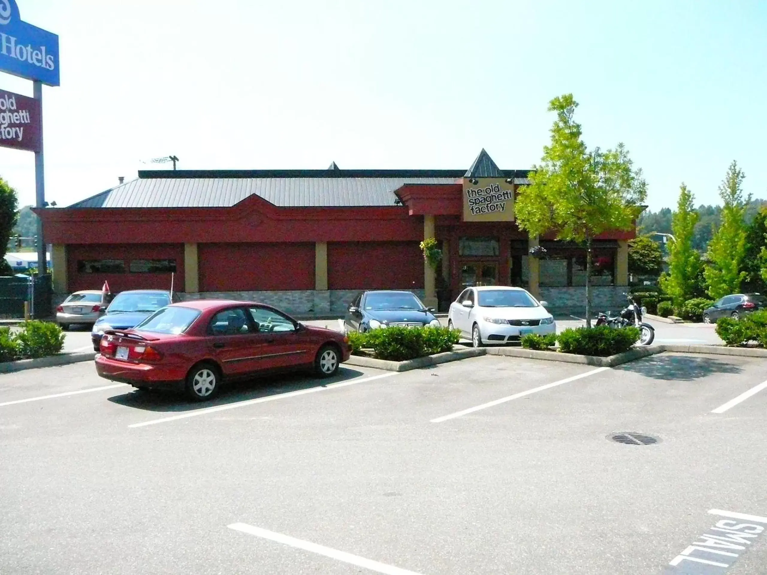 Restaurant/places to eat, Property Building in Coast Abbotsford Hotel & Suites