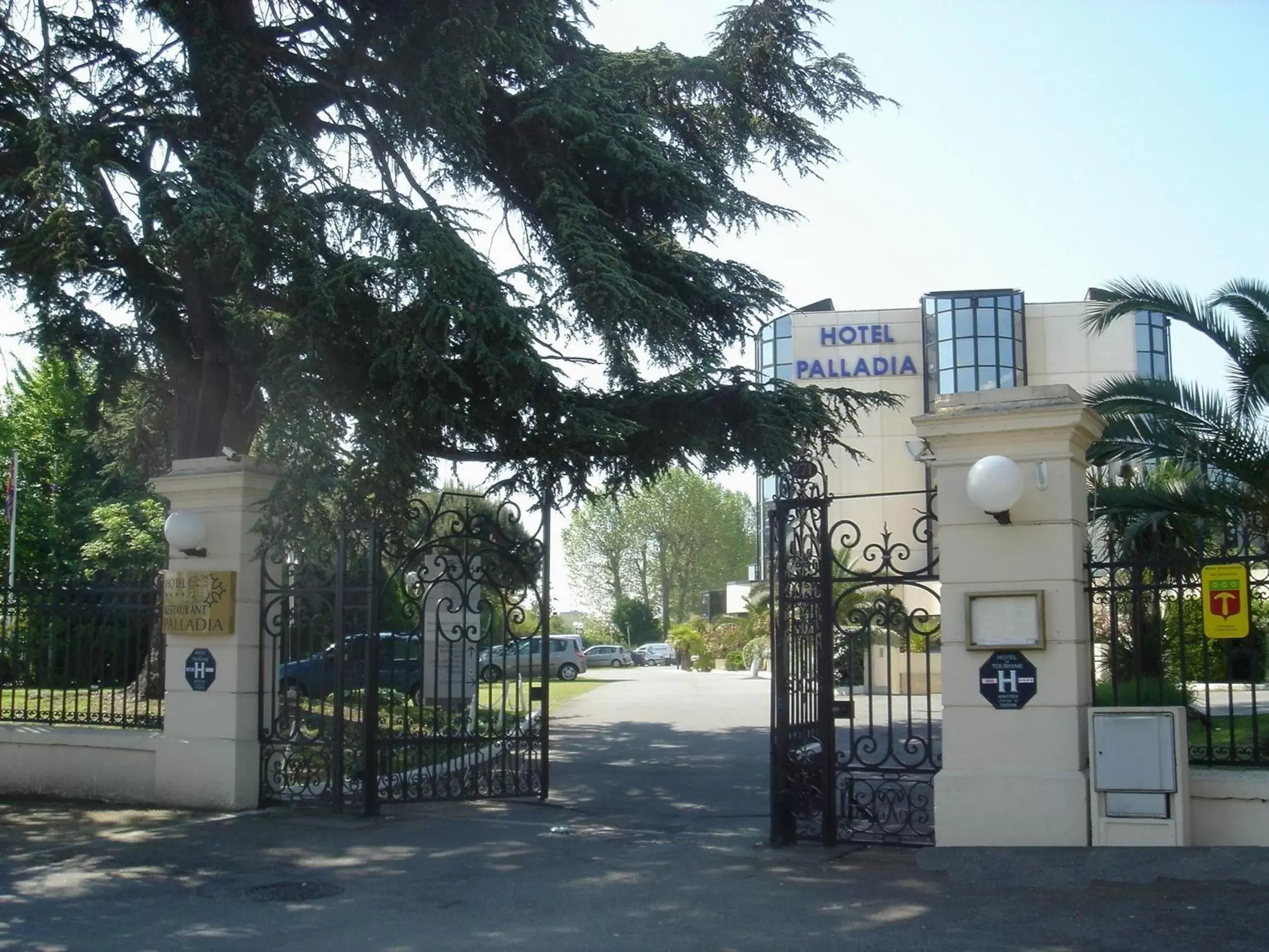 Facade/entrance, Property Building in Hotel Palladia