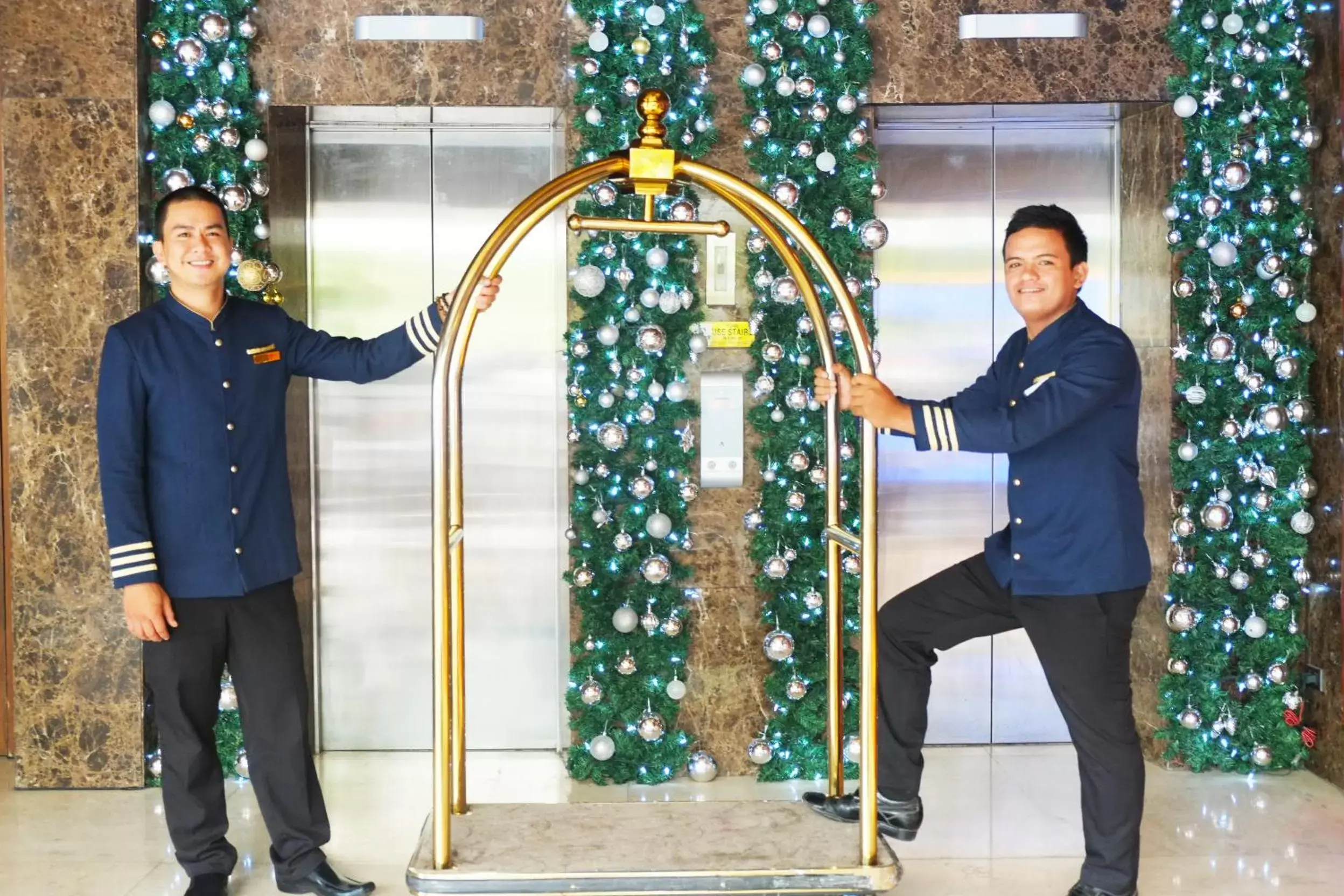 Lobby or reception, Staff in Castle Peak Hotel