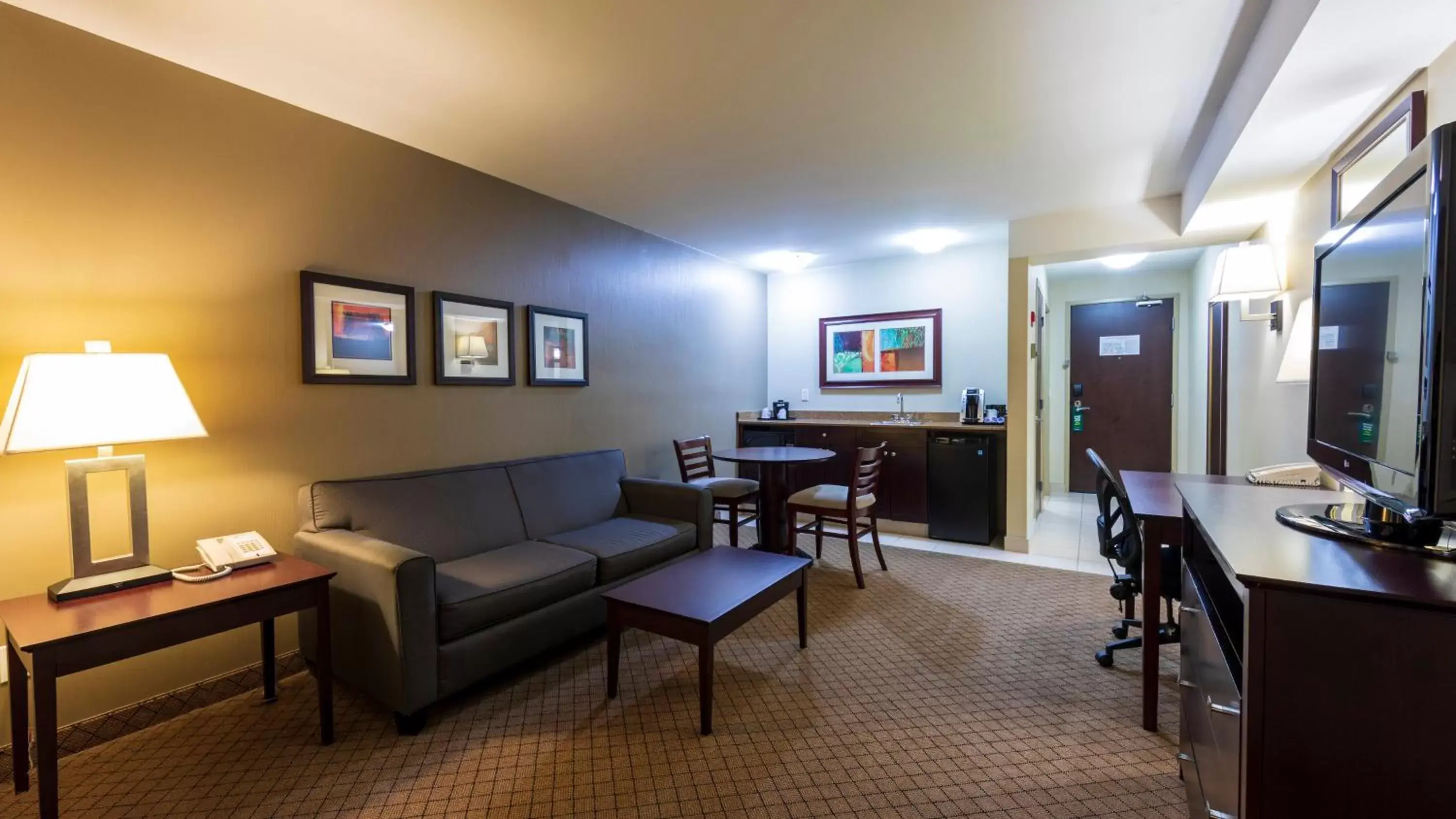Photo of the whole room, Seating Area in Holiday Inn Hotel and Suites-Kamloops, an IHG Hotel