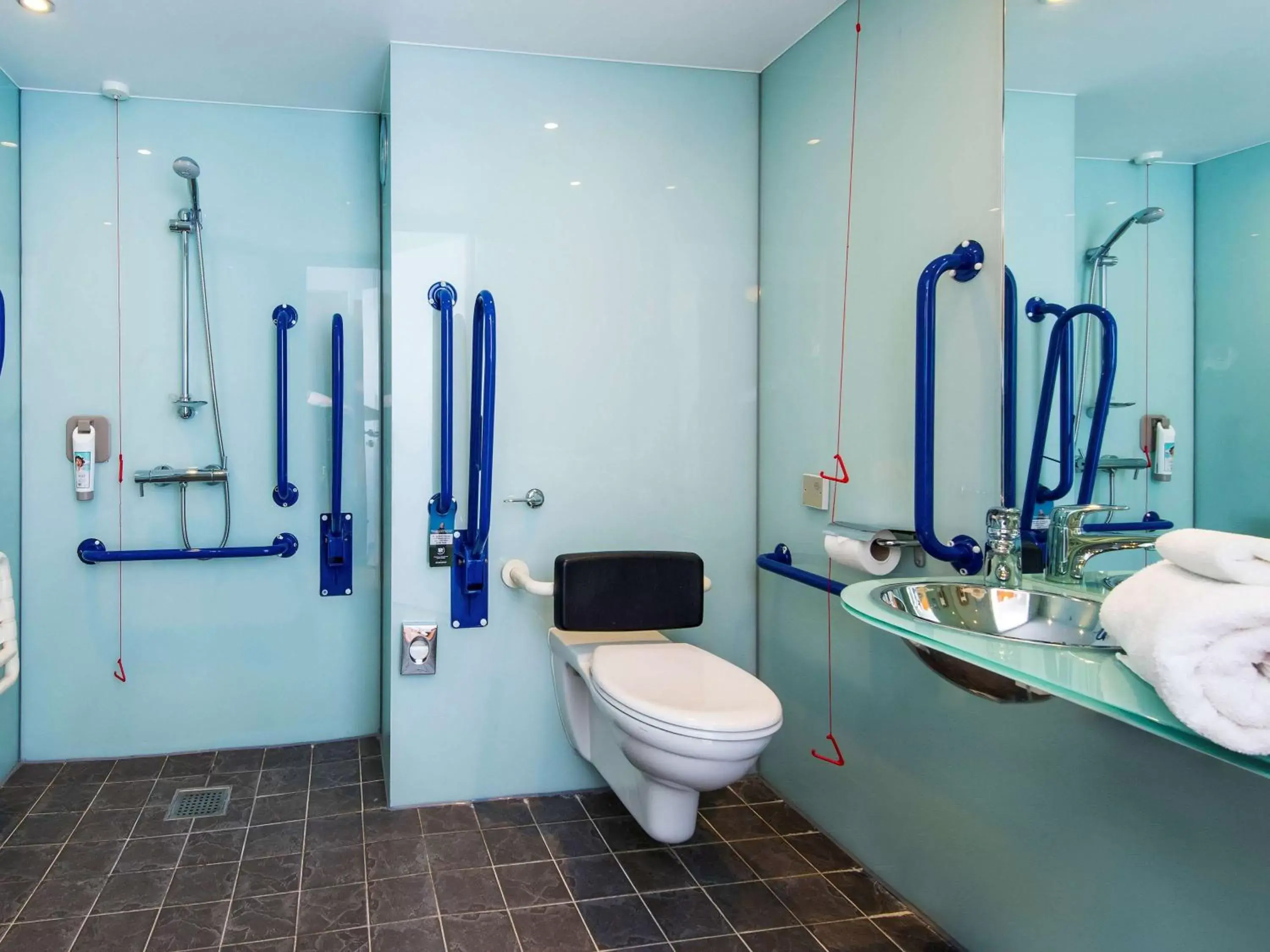 Photo of the whole room, Bathroom in ibis Styles Barnsley