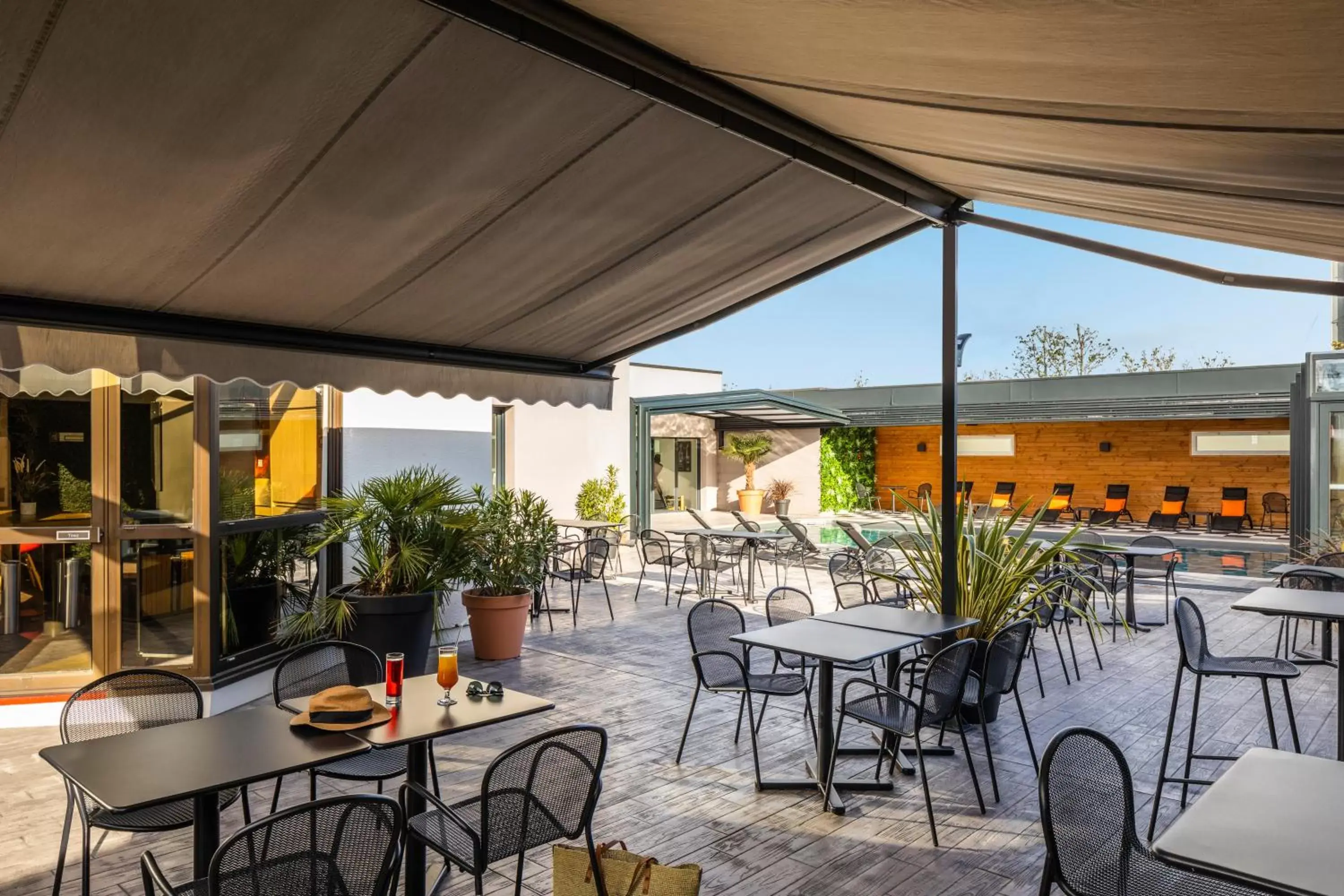 Patio, Restaurant/Places to Eat in ibis Saint-Nazaire - Trignac