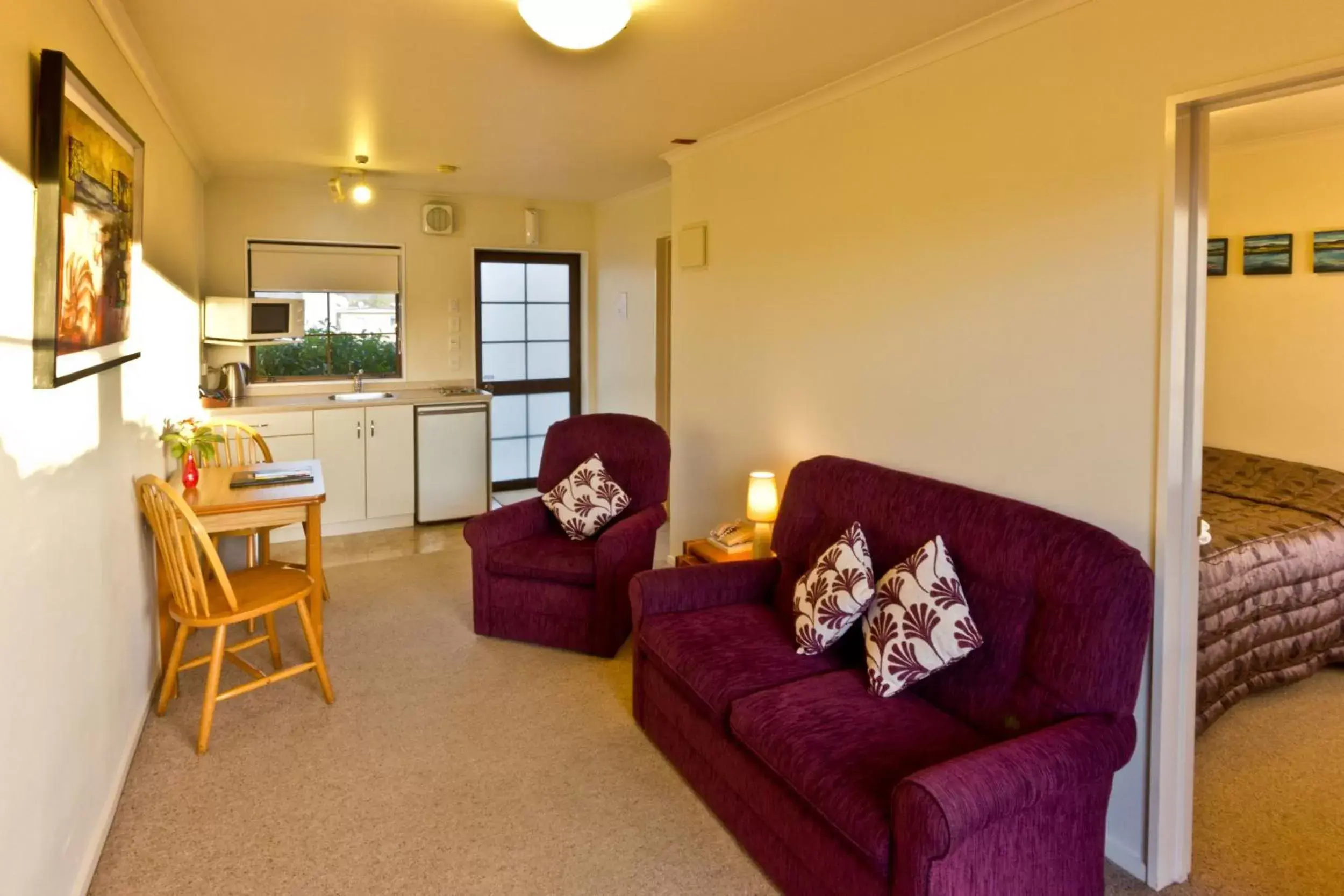 Living room, Seating Area in Arrow Motel Apartments