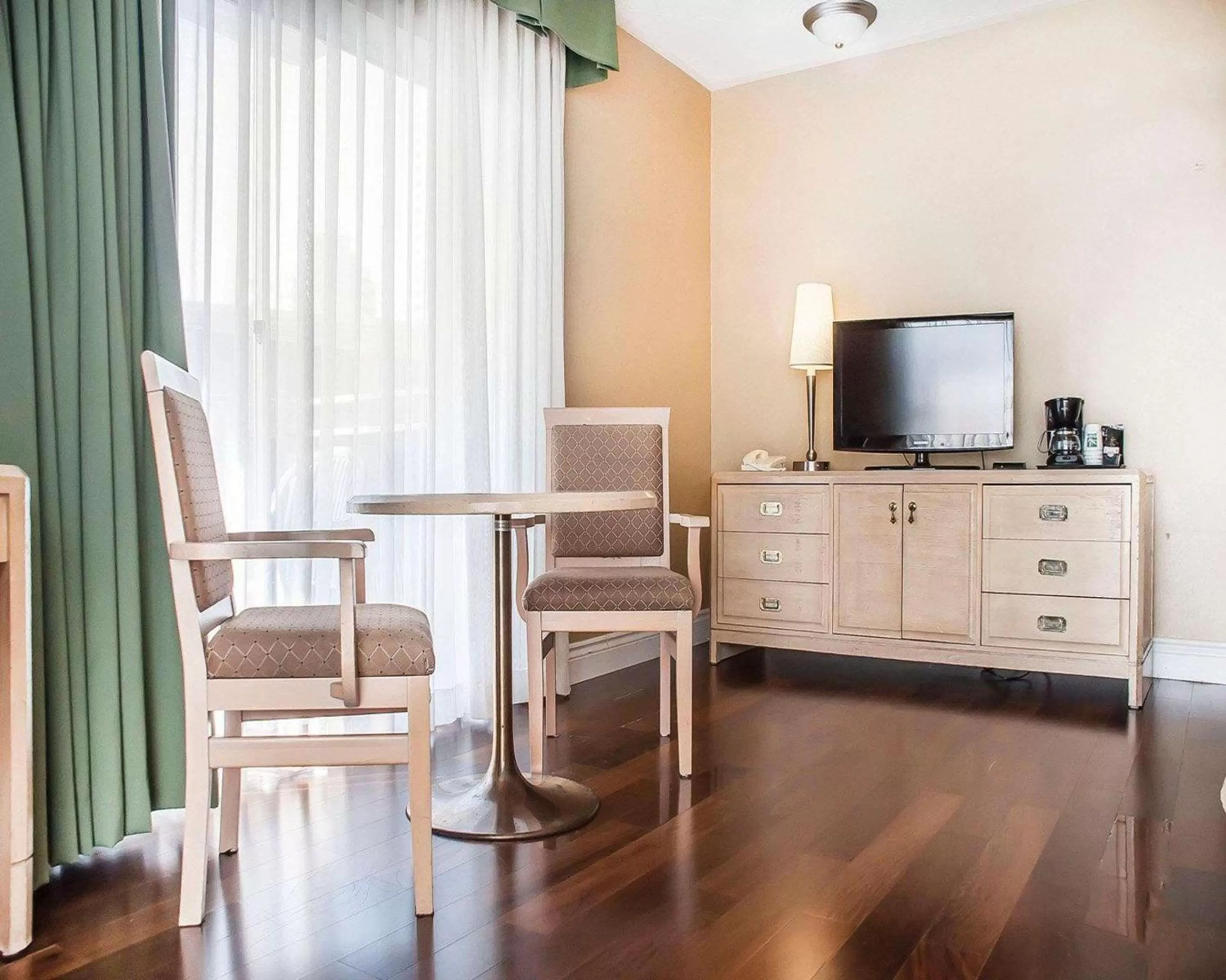 Photo of the whole room in Quality Hotel Fallsview Cascade