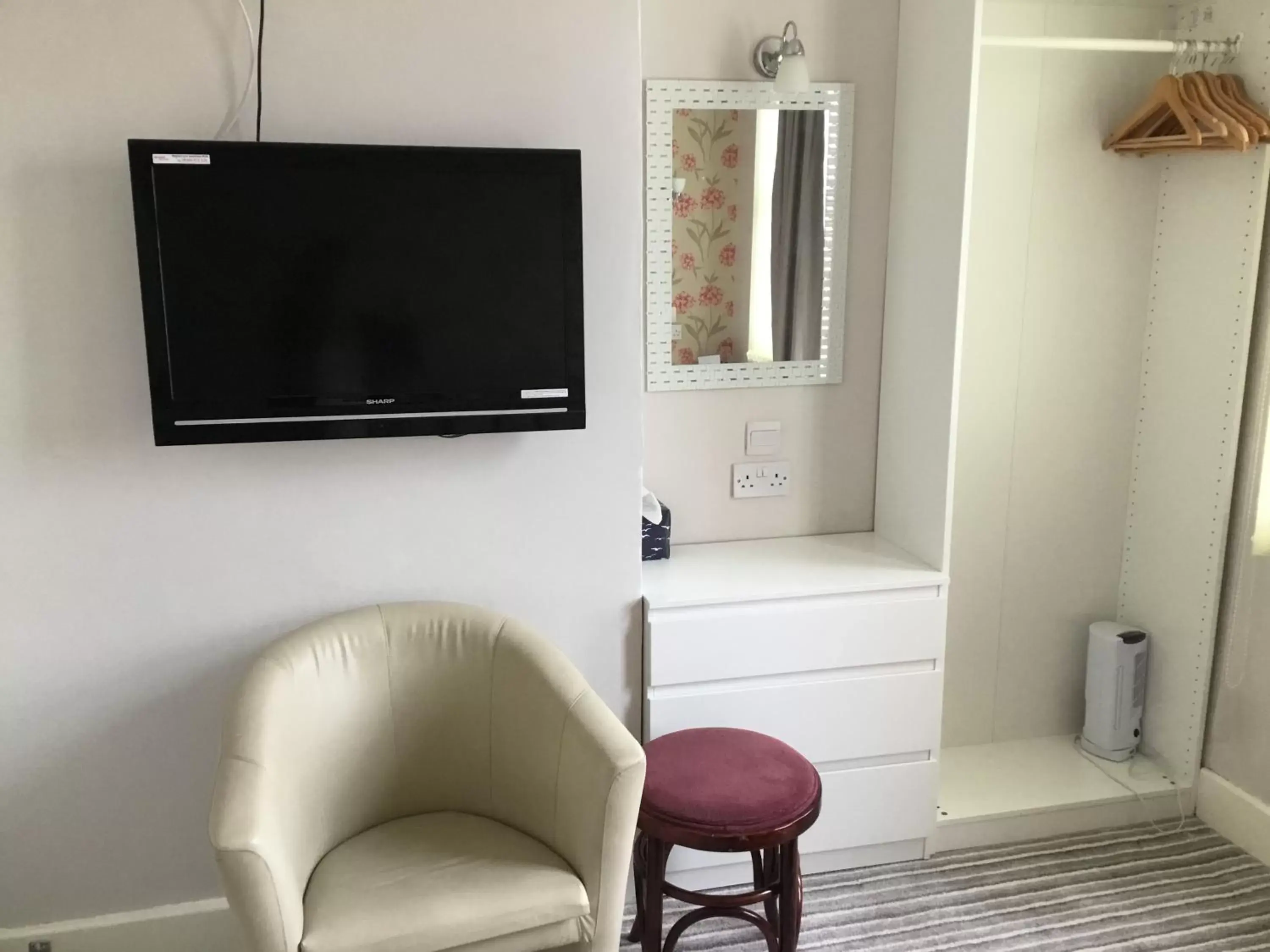 Bedroom, TV/Entertainment Center in Dene House