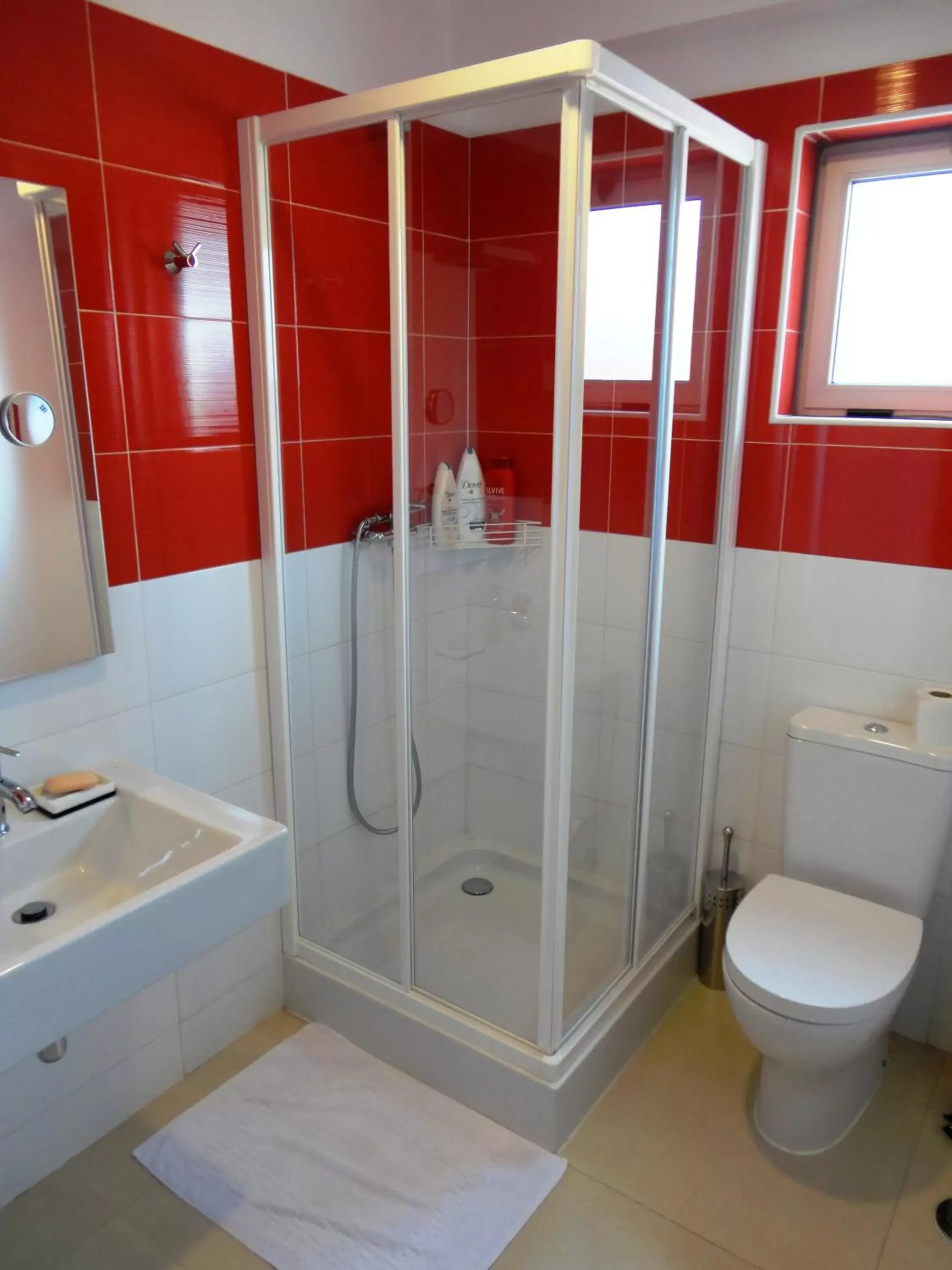 Shower, Bathroom in Inn Luanda