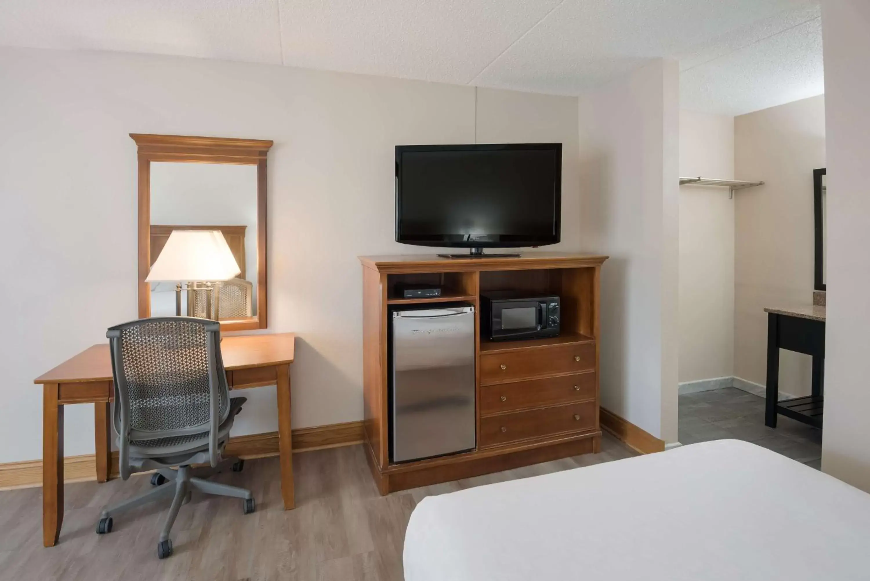 Bedroom, TV/Entertainment Center in Best Western Inn