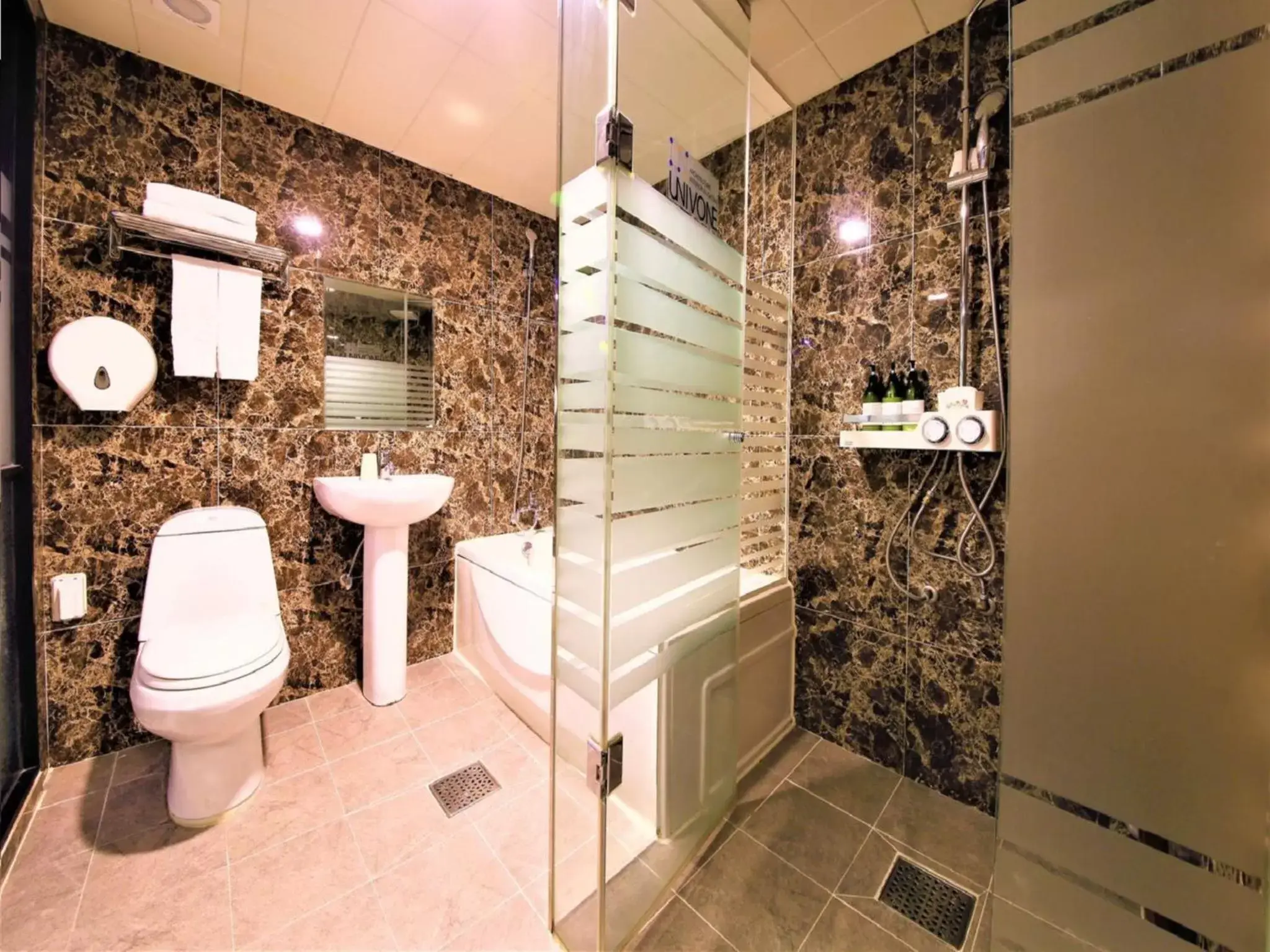 Shower, Bathroom in Elysee Hotel