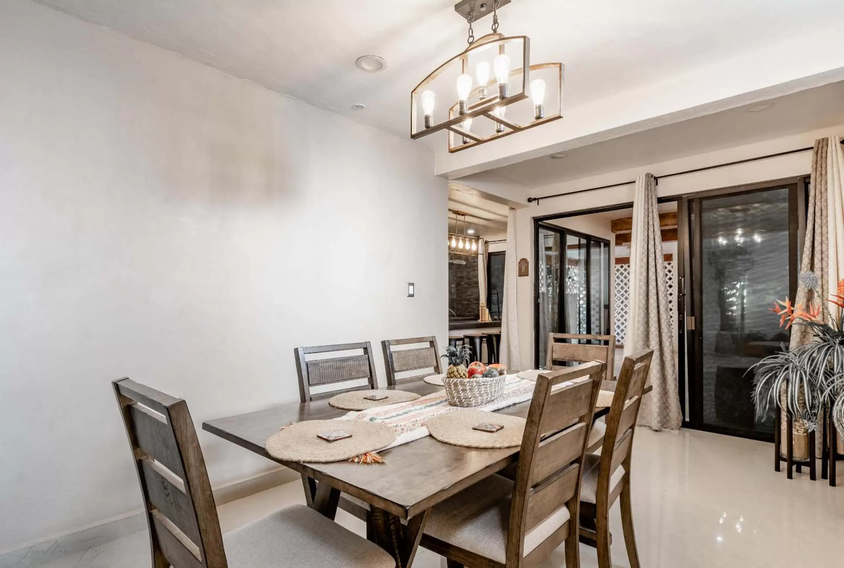 Dining Area in El Zaguán Colonial by GuruHotel