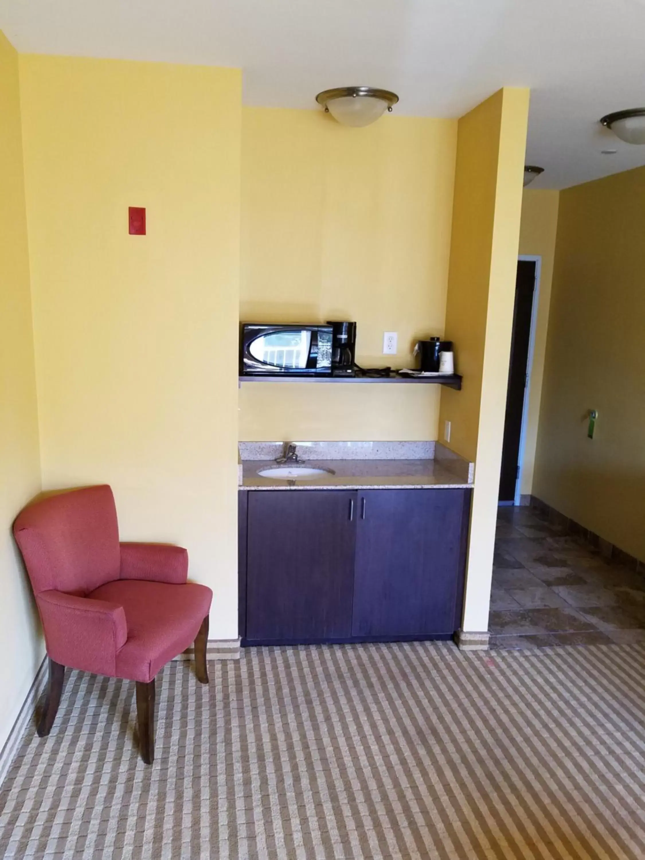 Coffee/tea facilities, Kitchen/Kitchenette in La Quinta by Wyndham Atlanta Union City