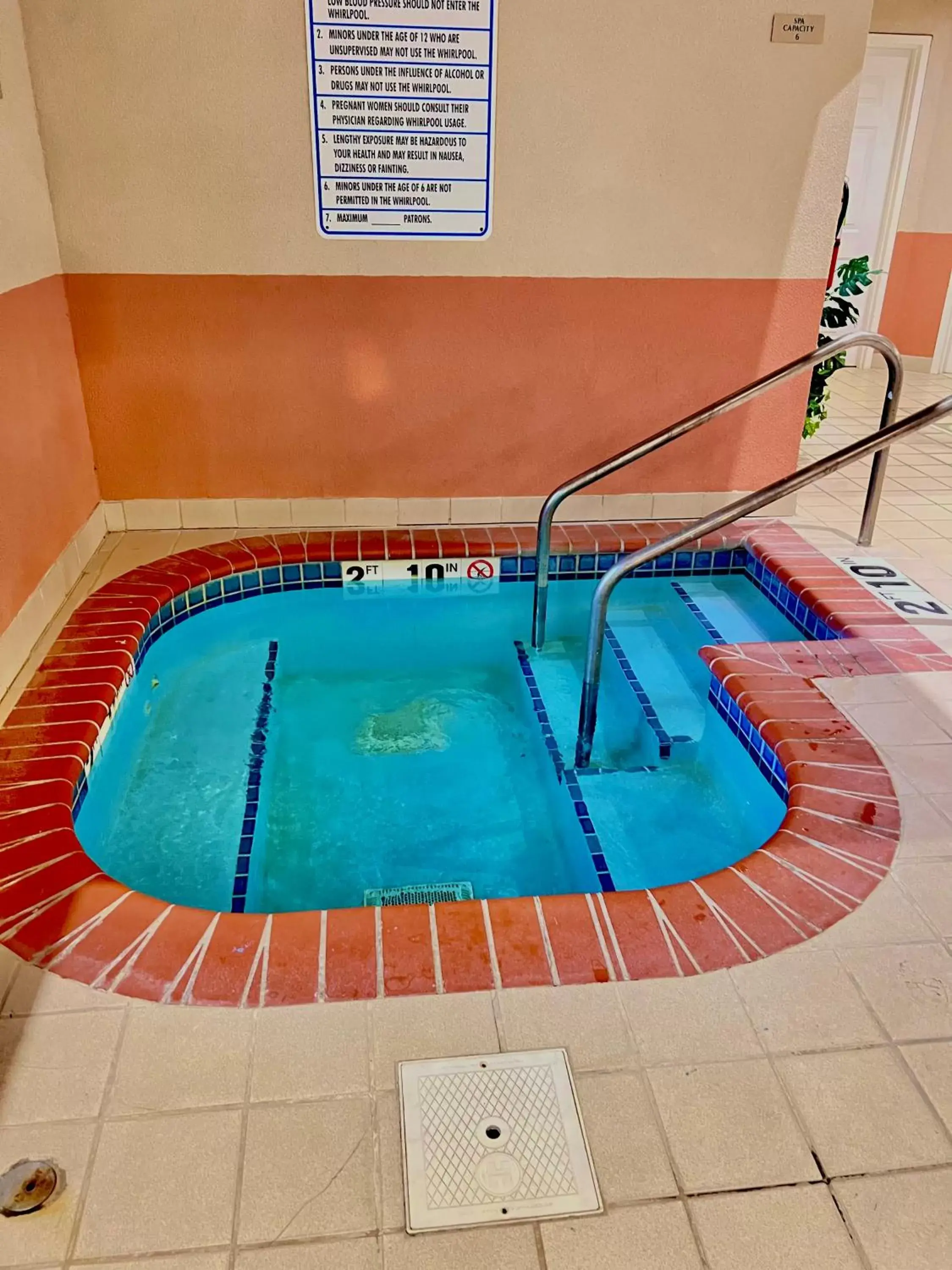 Hot Tub, Swimming Pool in MainStay Suites Madison East