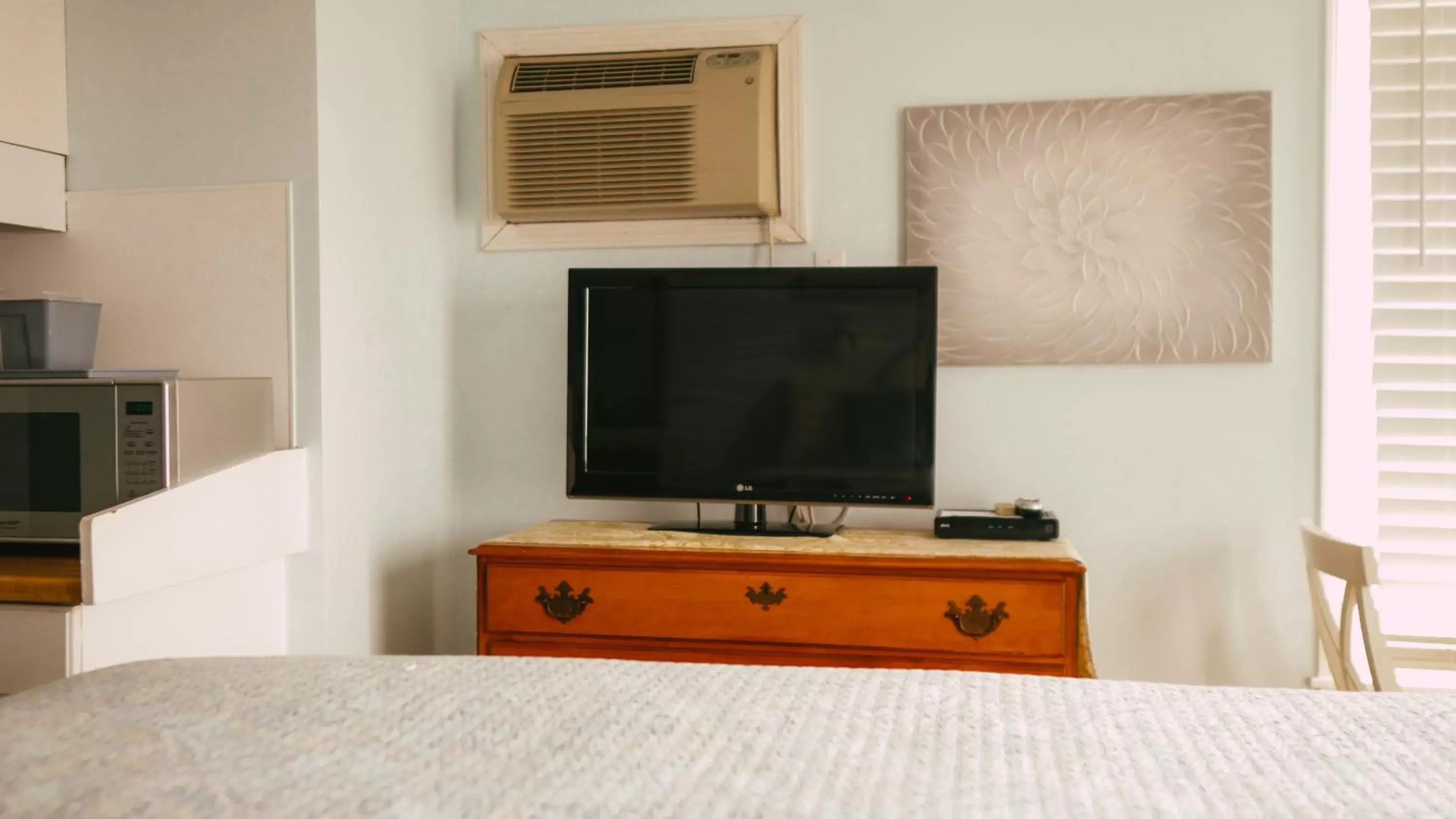 TV/Entertainment Center in The Atlantic Motel