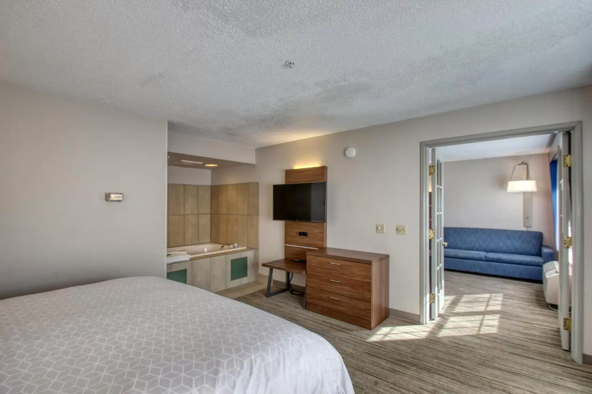 Photo of the whole room, Bed in Holiday Inn Express Hotel & Suites Oshkosh - State Route 41, an IHG Hotel