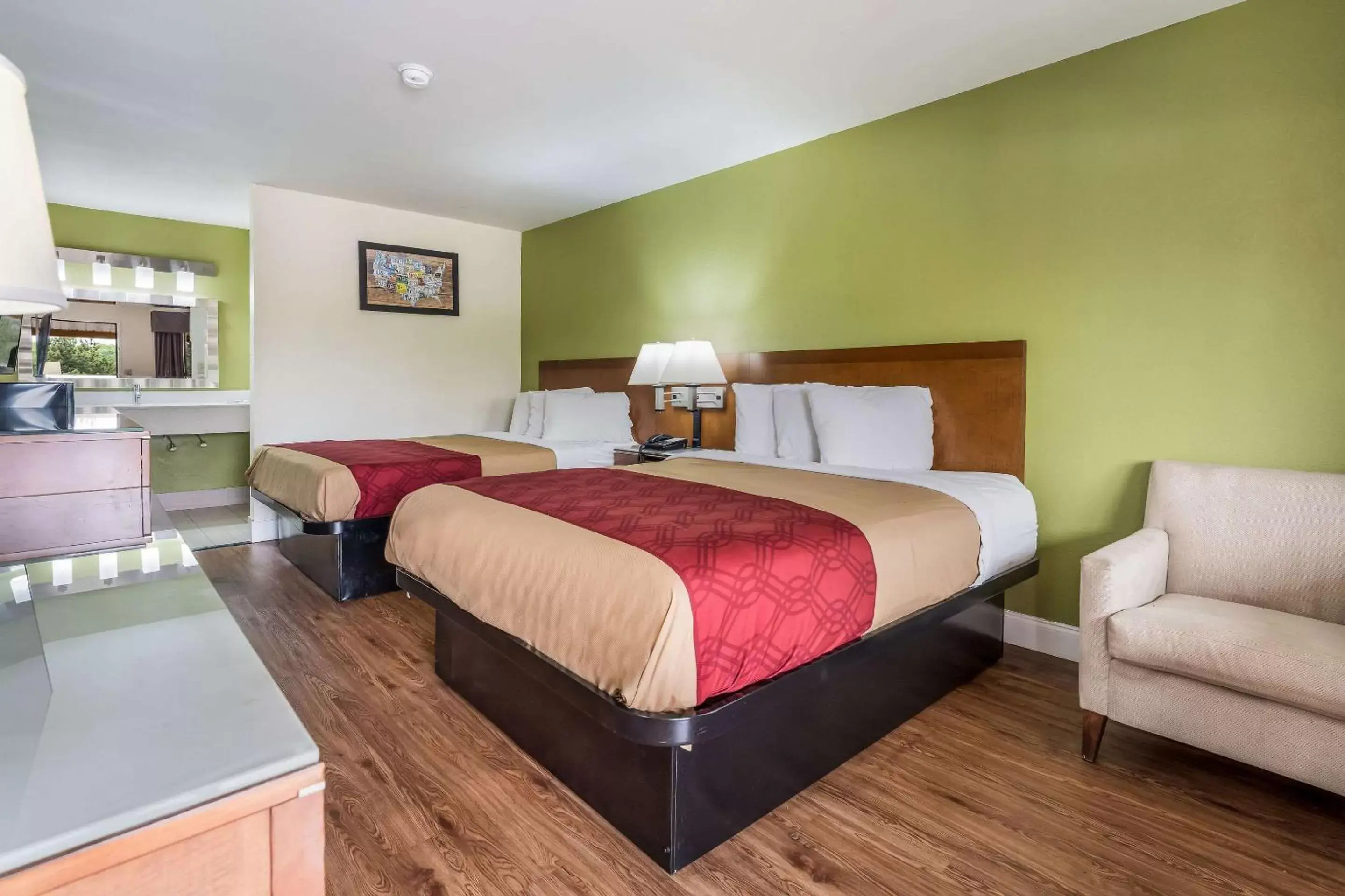 Photo of the whole room, Bed in Econo Lodge Forest Park Atlanta Airport