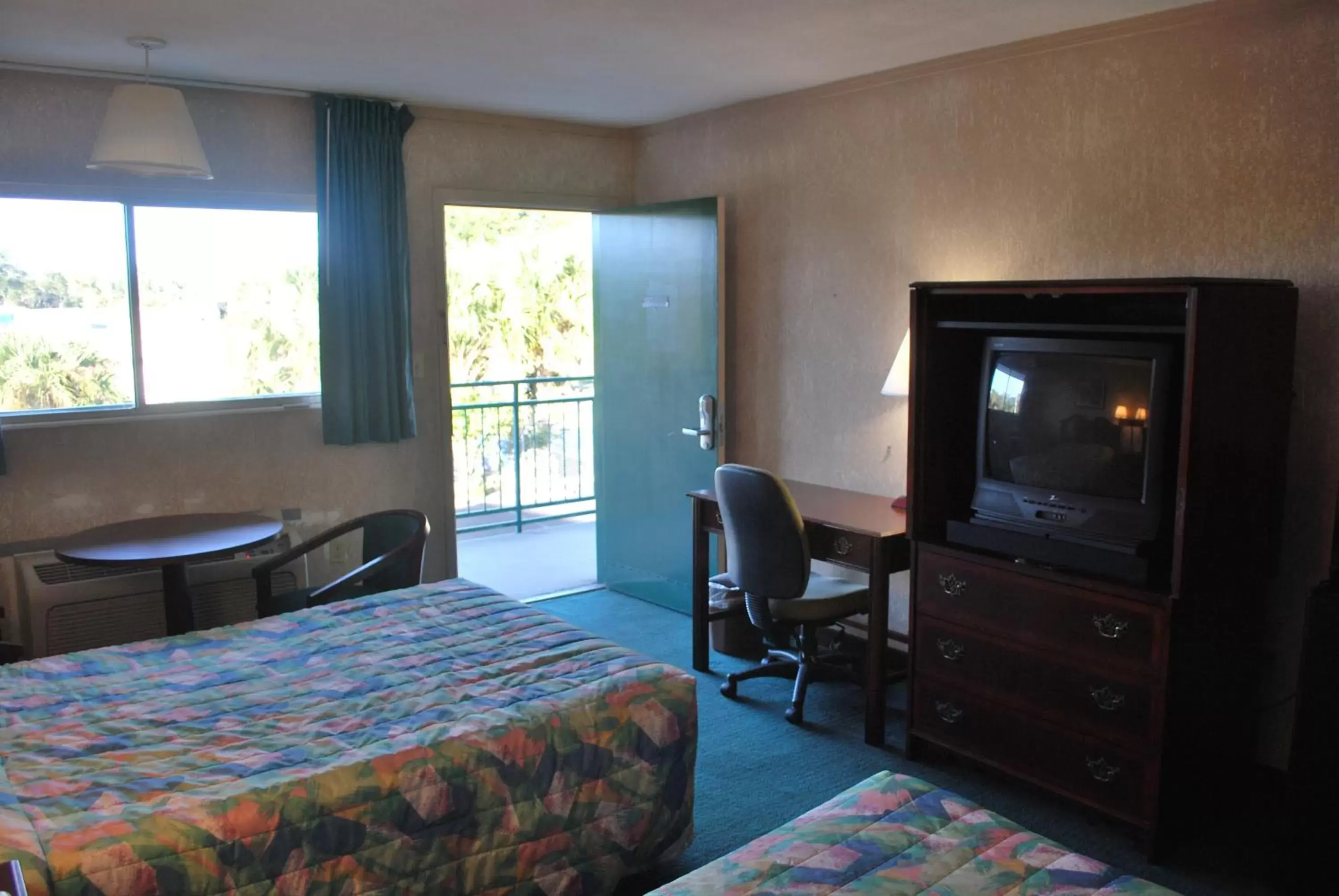 Balcony/Terrace, TV/Entertainment Center in Best Motel Lakeland