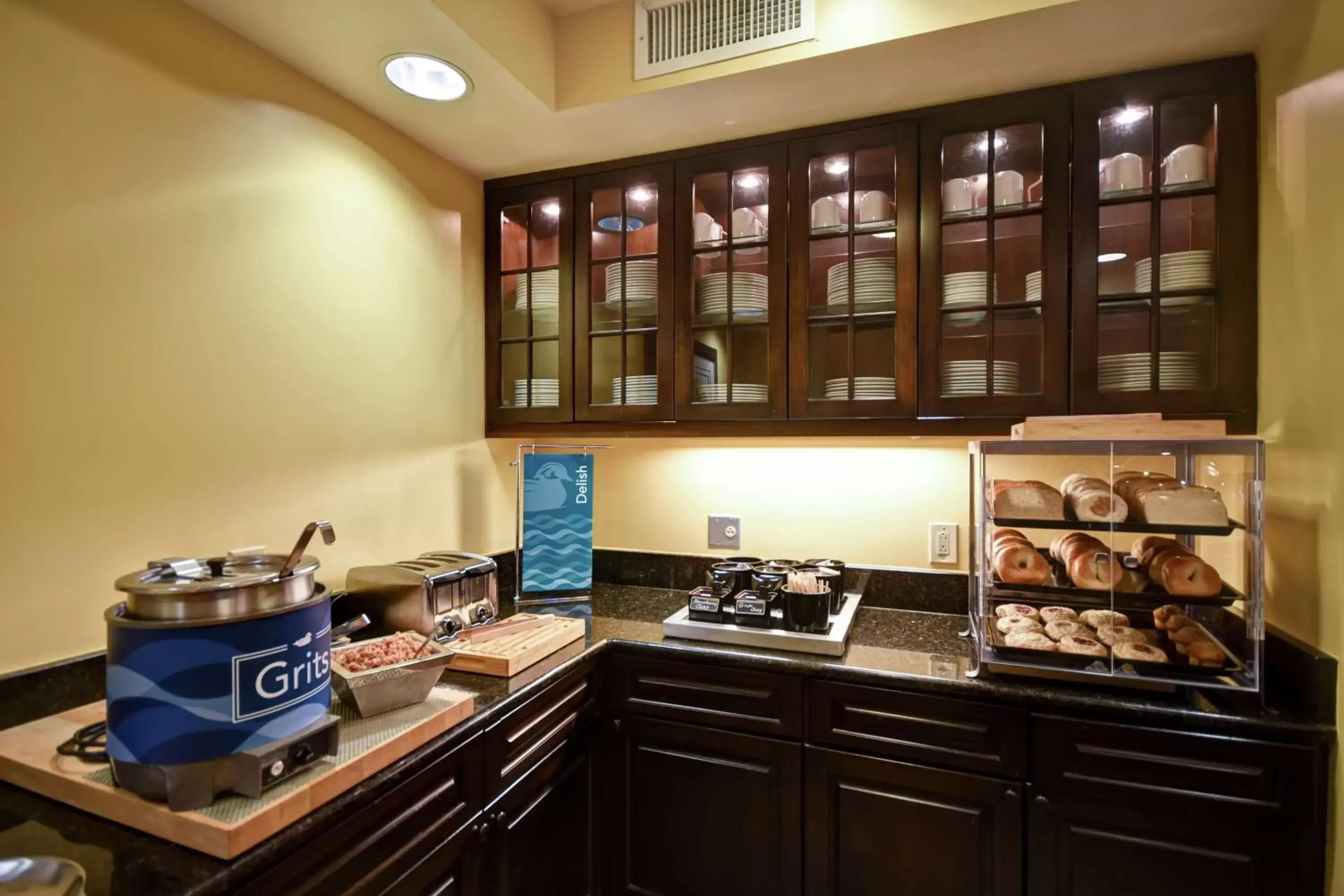 Dining area, Kitchen/Kitchenette in Homewood Suites by Hilton Charleston Airport/Convention Center