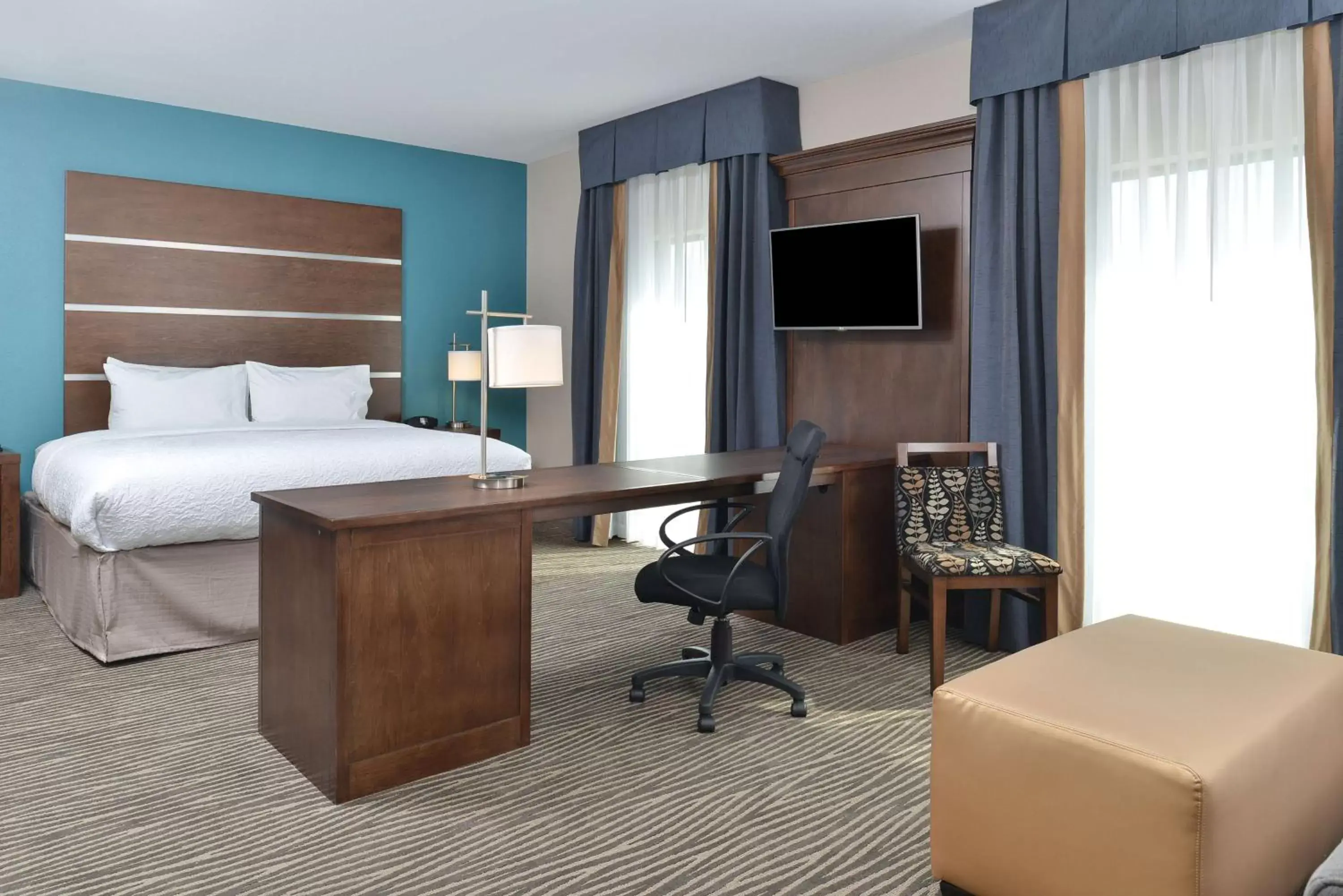 Bedroom, TV/Entertainment Center in Hampton Inn & Suites Des Moines Downtown