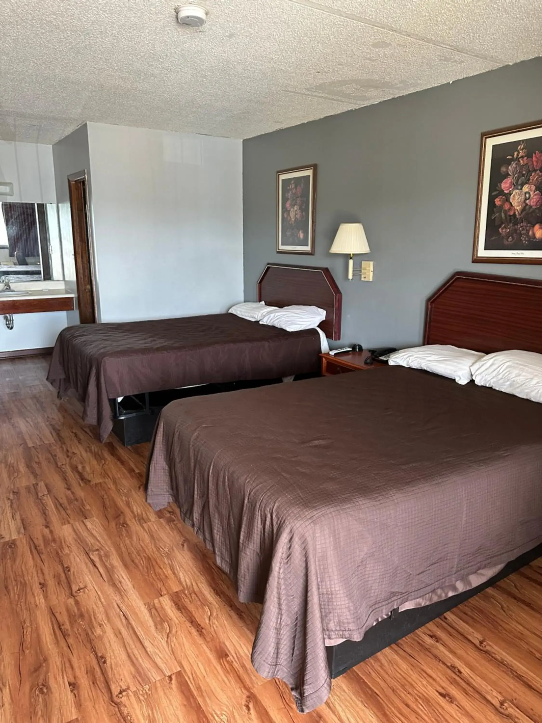 Bed in Budget Inn-Gadsden