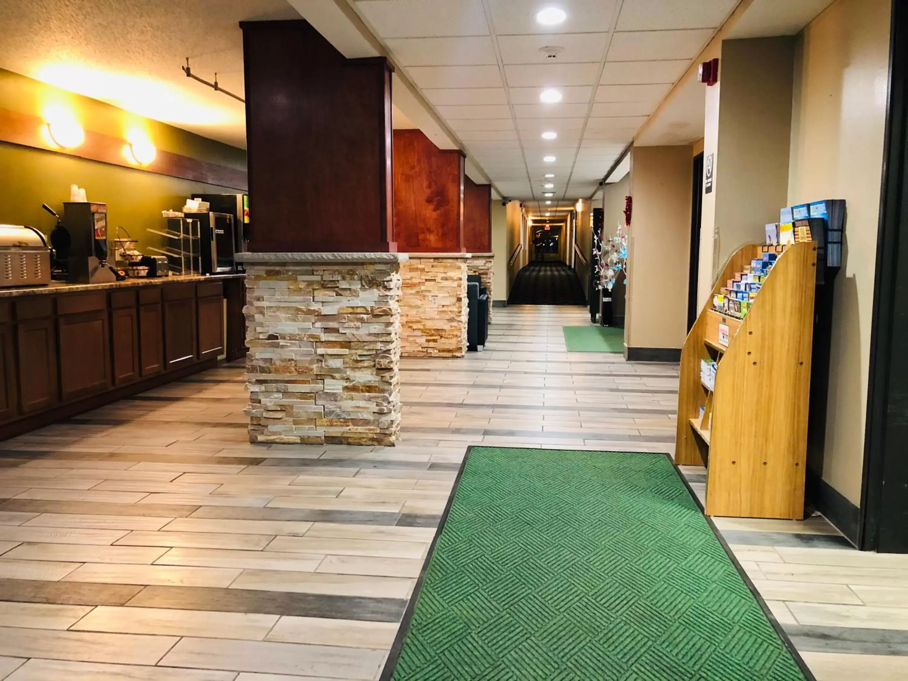 Lobby or reception in Boarders Inn & Suites by Cobblestone Hotels Columbus Lobby or reception in Boarders Inn & Suites by Cobblestone Hotels Columbus