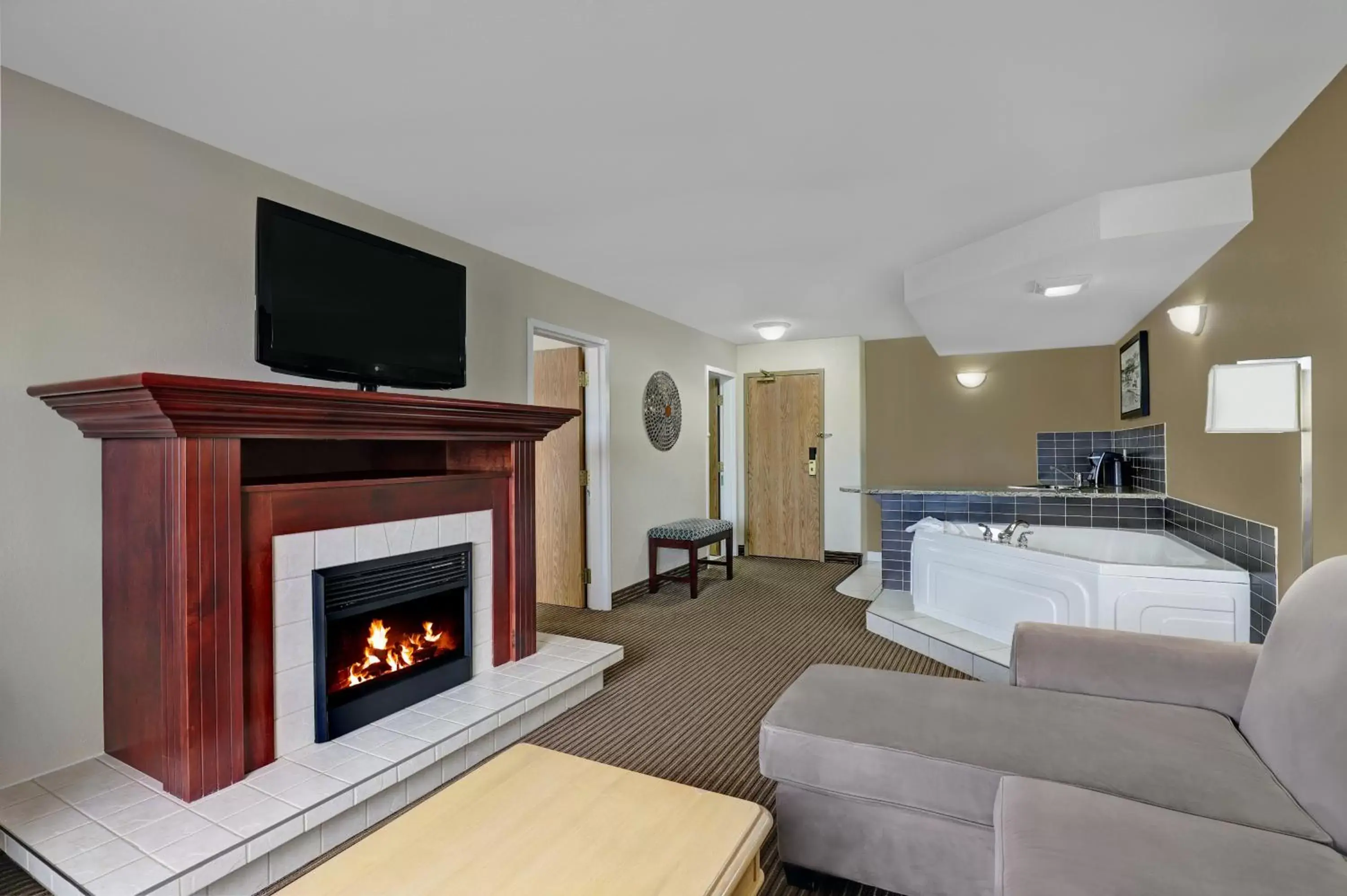 Living room, TV/Entertainment Center in SureStay Plus Hotel by Best Western Drumheller