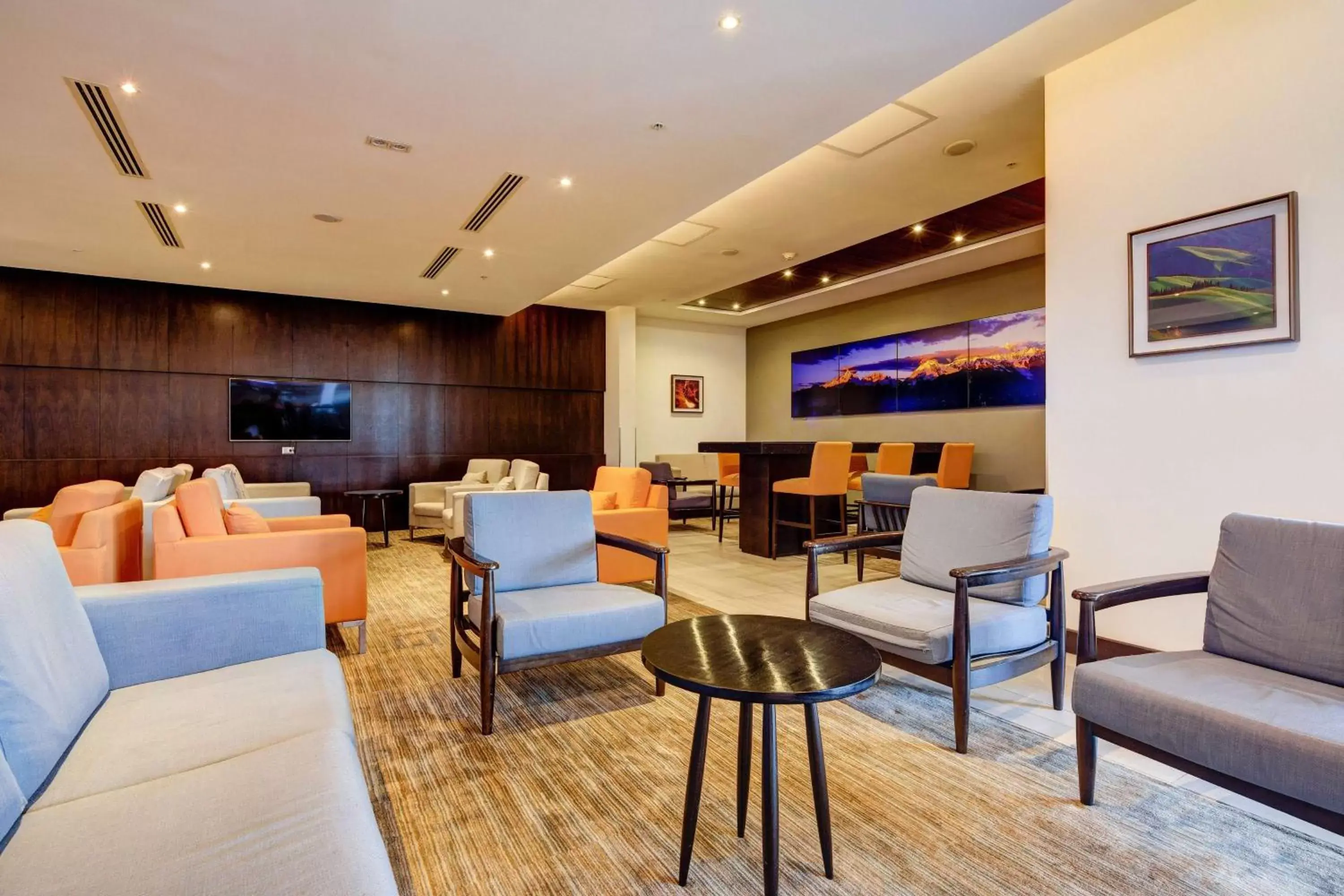 Lobby or reception, Lounge/Bar in La Quinta by Wyndham Santiago Aeropuerto