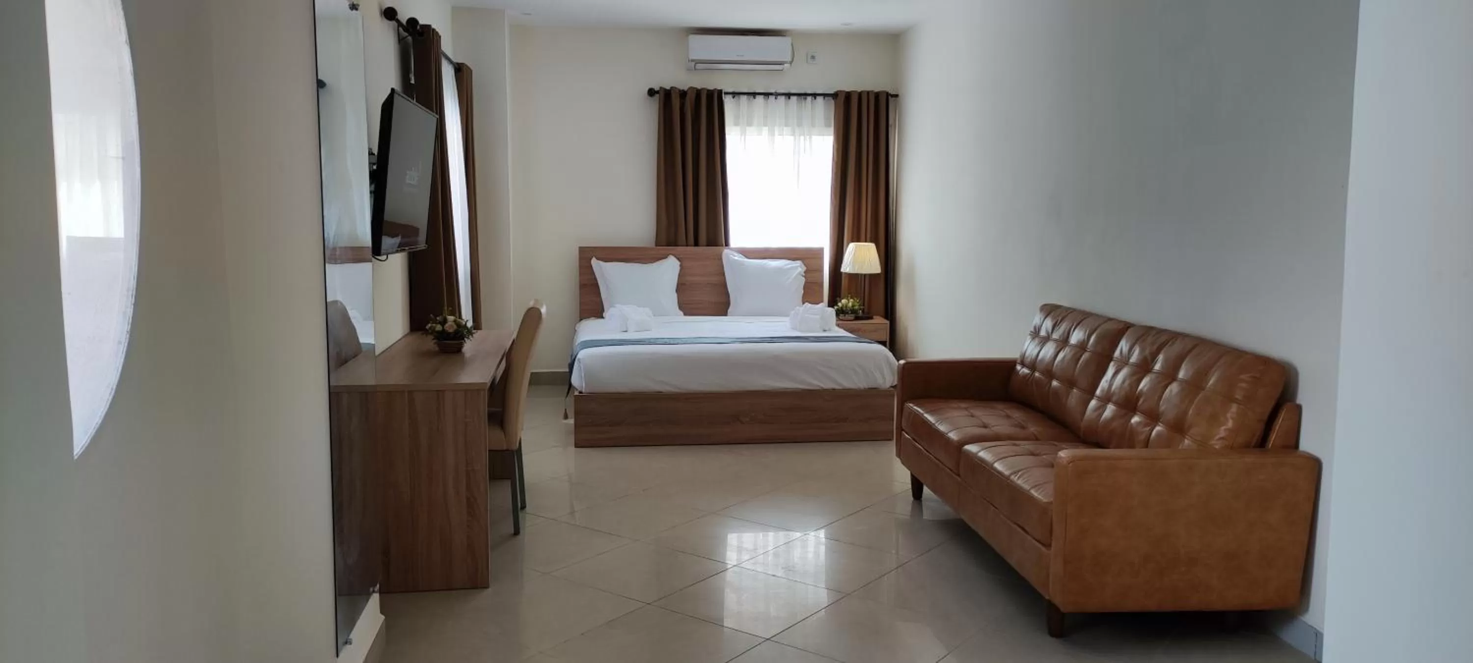 Photo of the whole room, Bed in Downtown Hotel