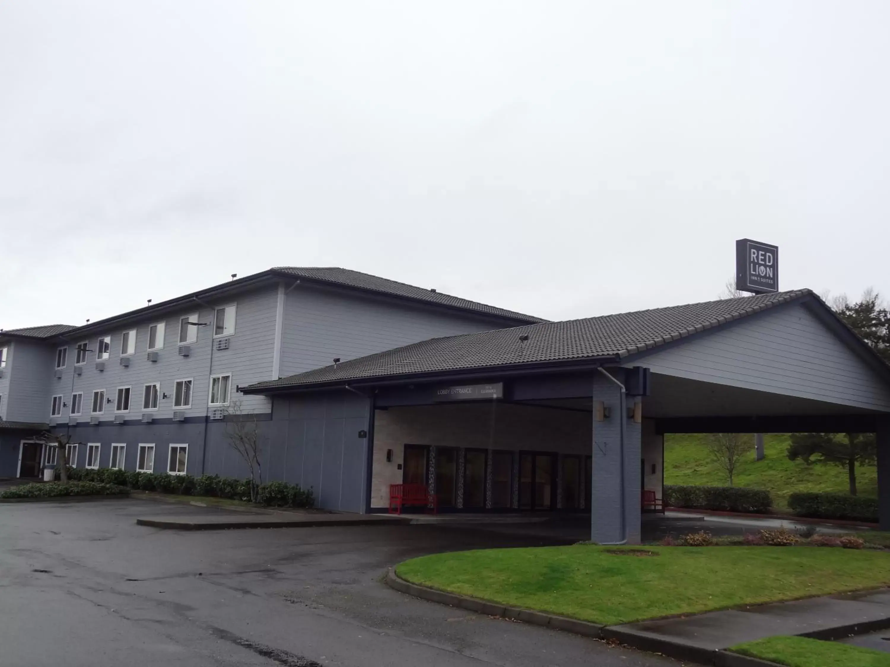 Property Building in Red Lion Inn & Suites Auburn/Seattle