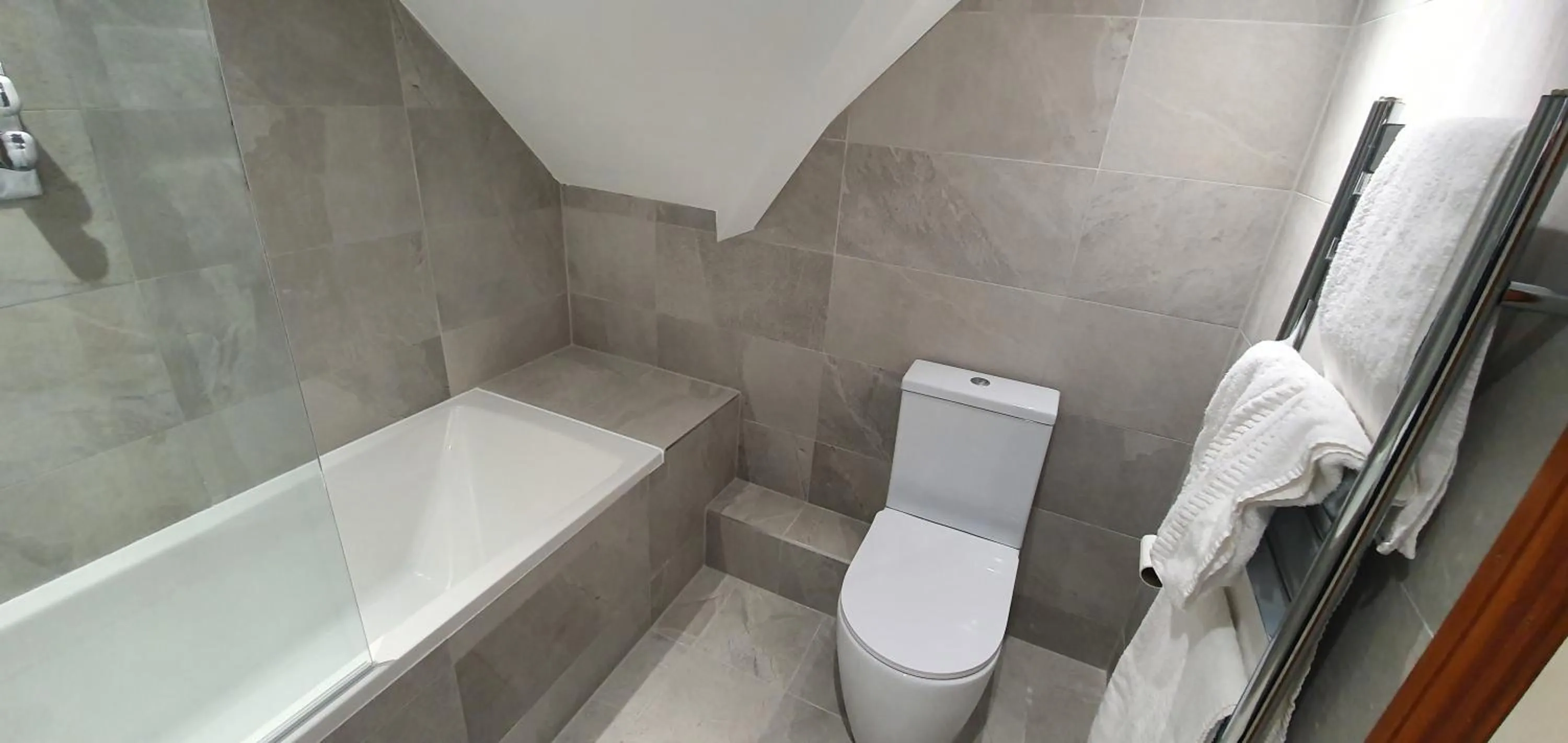 Bathroom in The Lawn Guest House Gatwick